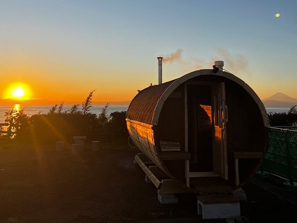木のぬくもりが感じられるバレルサウナ。土日祝日のみの営業で、1日3サイクルの時間制。1サイクルの利用で3時間サウナを楽しめる。予約は1名から対応。同時に8名迄利用できる。9名以上の利用は応相談。