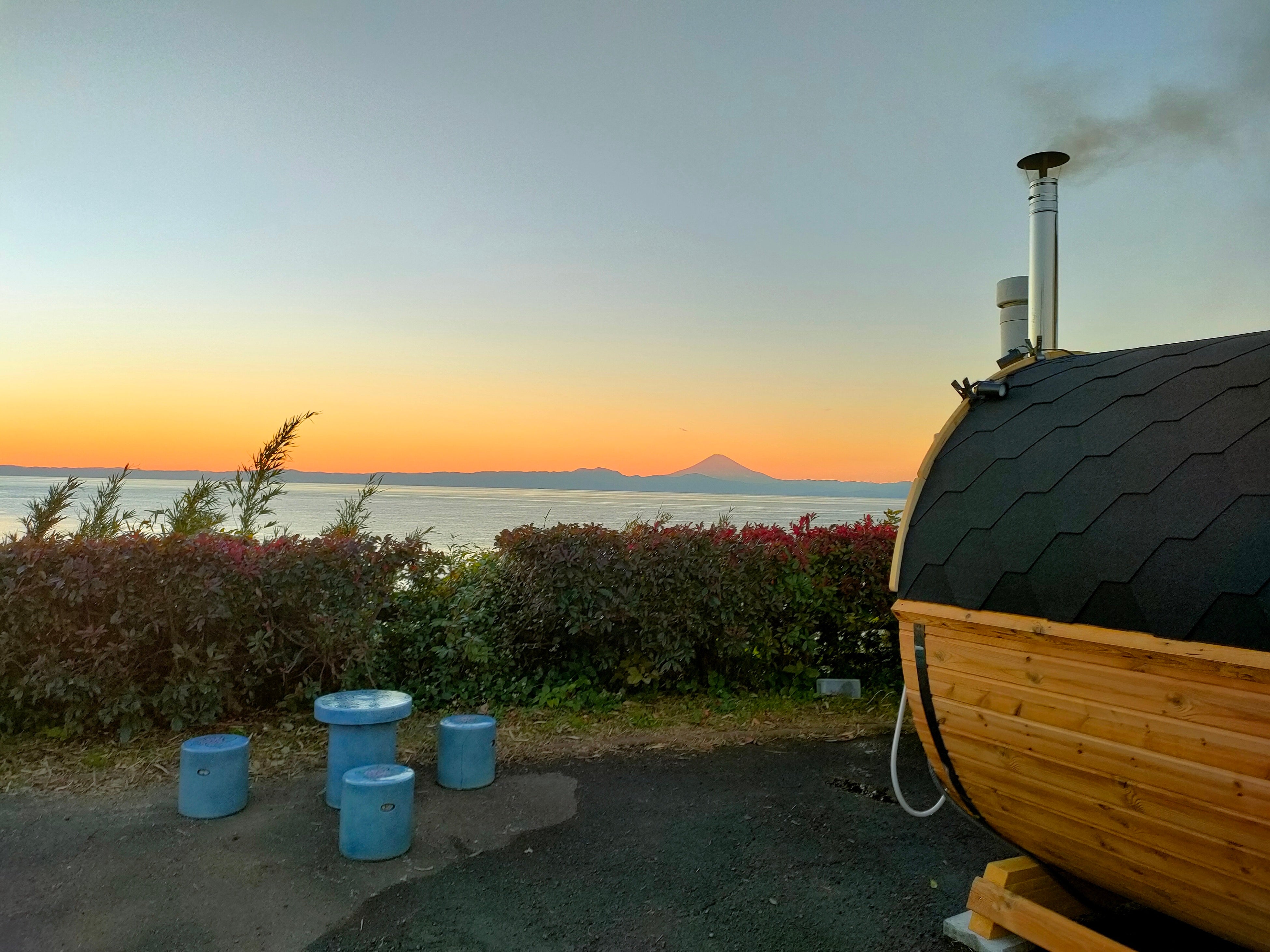 外気浴スペースからは雄大な相模湾と富士山が望める。サウナ室には窓が設けてあり、日中は太陽の光が差し込み、夕方～日没にかけては美しい夕日が、空と海のコントラストを彩る様子を眺めることができる