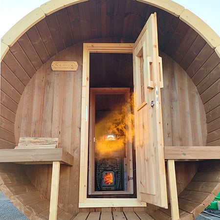 扉を開けた先は、さながらフィンランドのサウナ小屋。非日常的でありながら、素朴で優しい木のぬくもりと石の温かみに癒されるリラックス空間が広がる