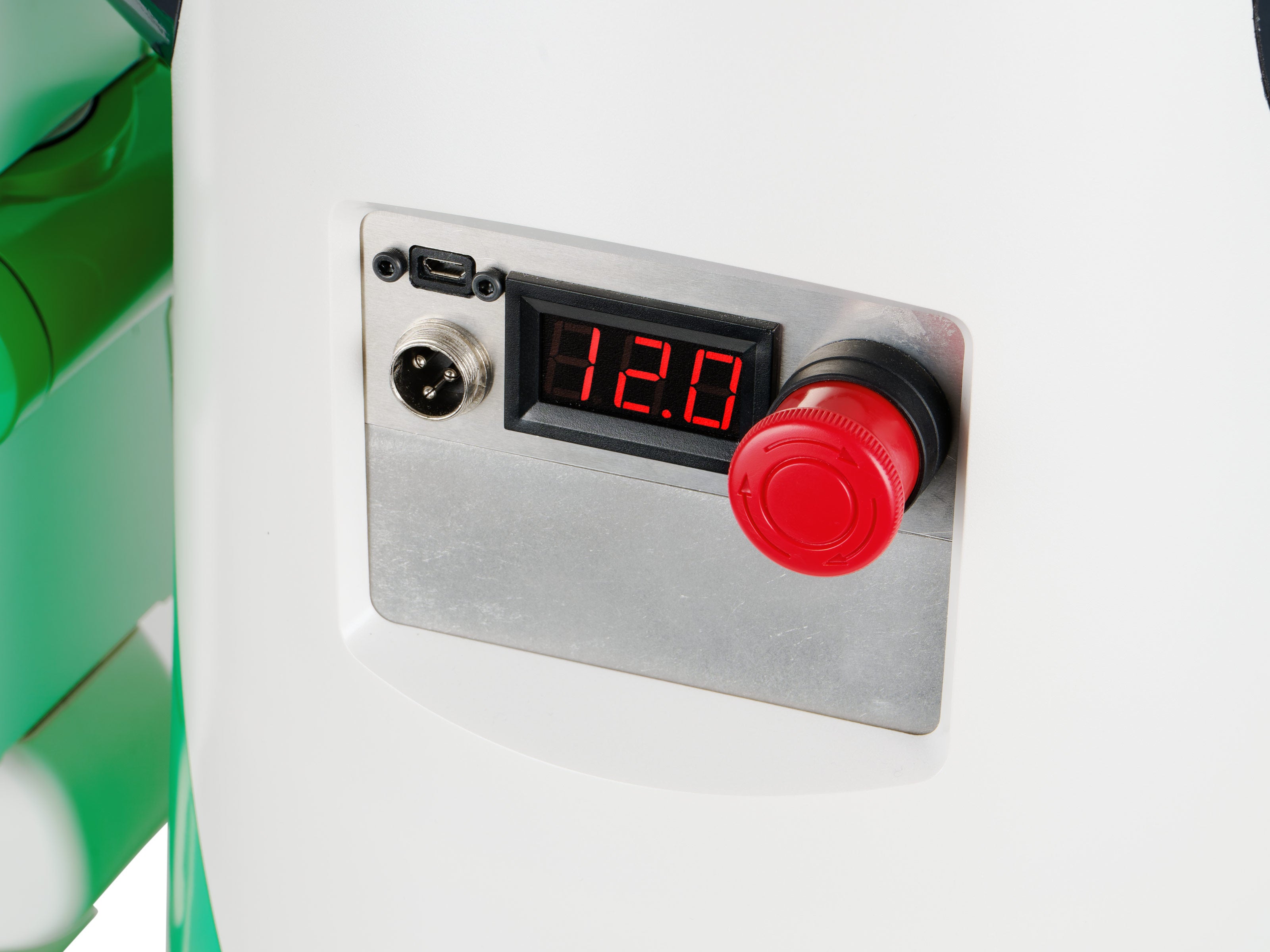 背面に電圧表示と非常停止スイッチを標準搭載