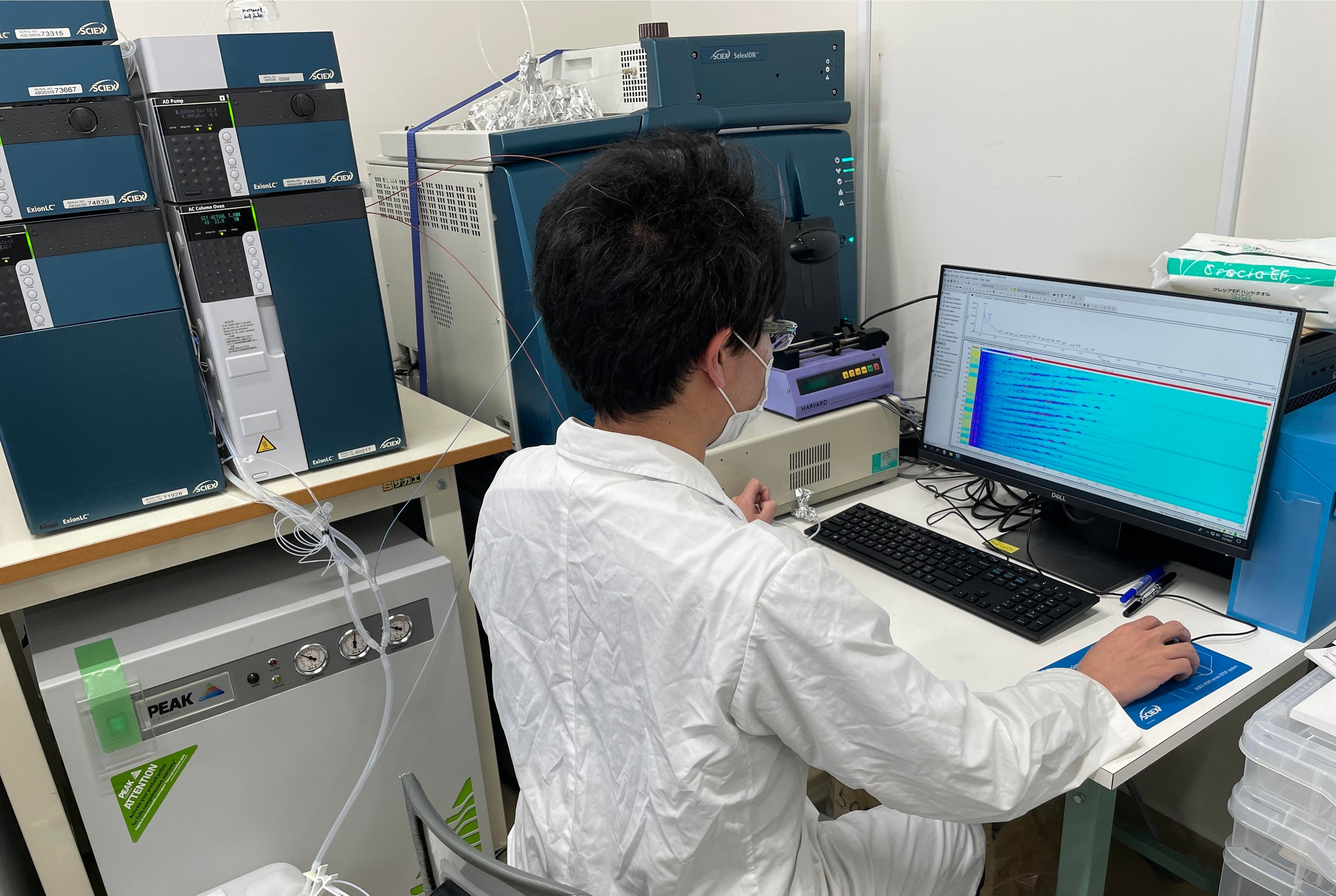 酸化した油脂の性質や成分を分析する研究員。 酸化を適切にコントロールできれば食資源の有効活用や環境問題の改善につながると期待される