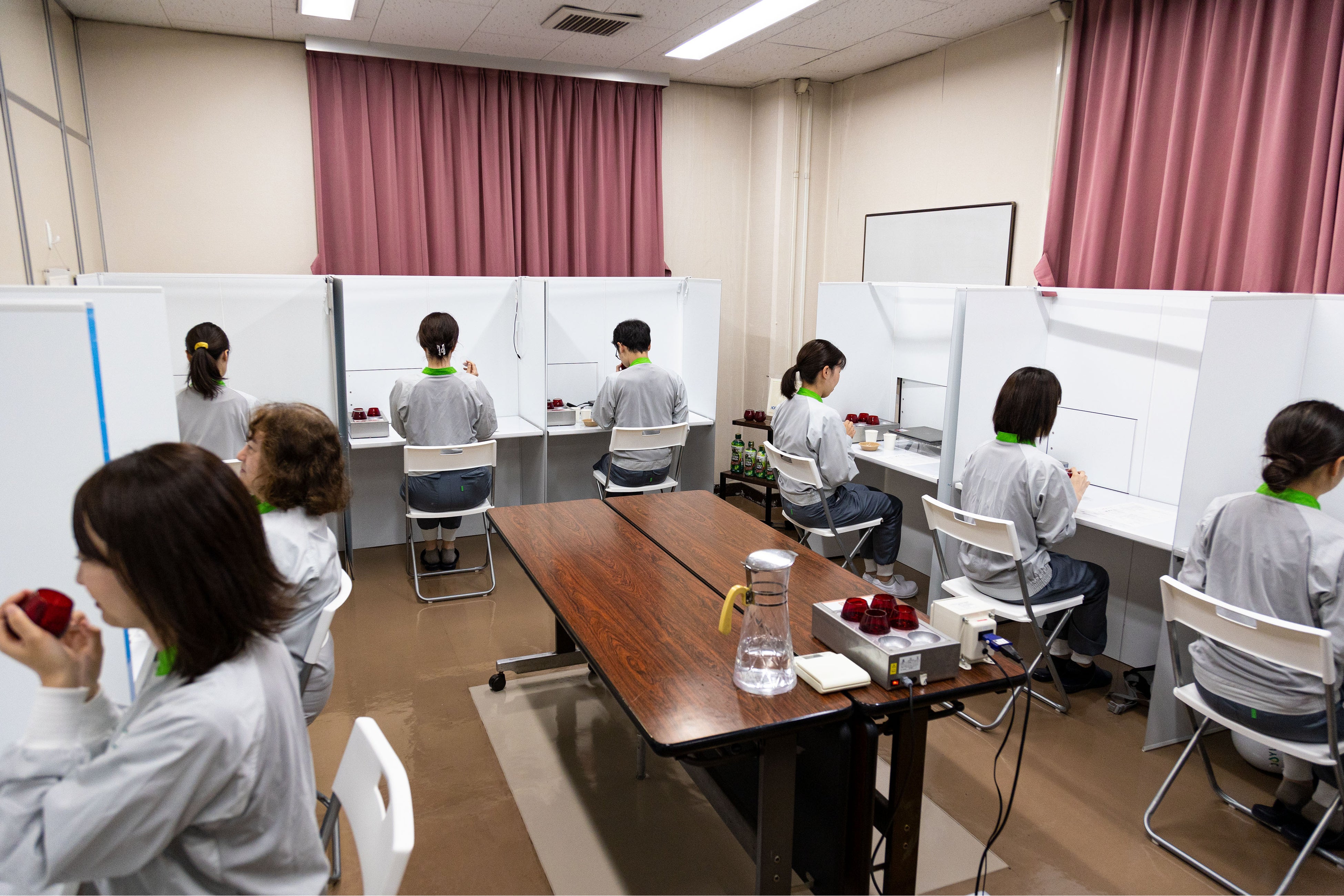 当社鑑定士のオリーブオイル官能評価風景。横浜の当社研究開発施設にて撮影