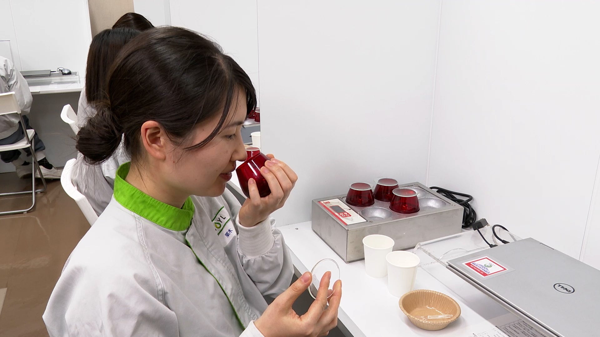 当社鑑定士のオリーブオイル官能評価風景。横浜の当社研究開発施設にて撮影