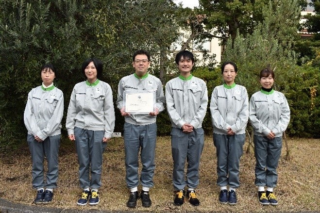 当社オリーブオイル理化学分析チーム（IOC認定証は2021年度のもの）