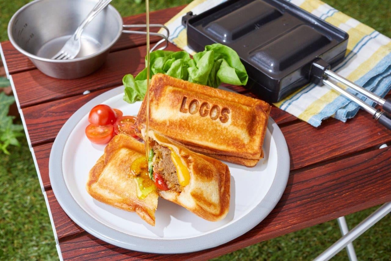 チーズトマトハンバーグホットサンド