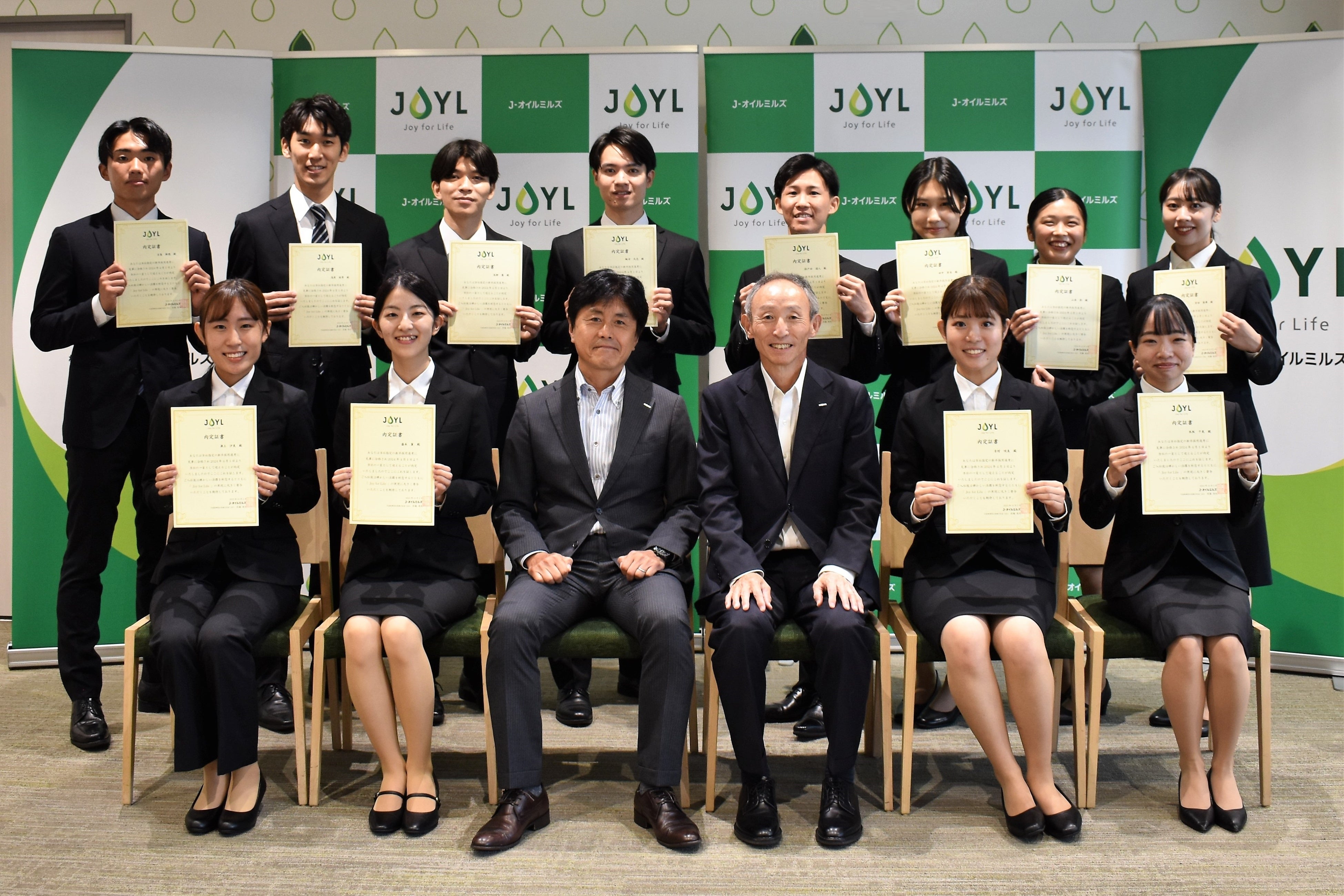 内定者12名との撮影 前列中央右 代表取締役社長執行役員CEO 佐藤 達也、前列中央左　執行役員 CHRO 人事・総務担当 江渕 泰久=2日、おいしさデザイン工房®