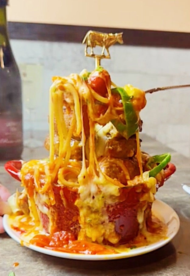 チーズに埋もれる特製ナポリタンを持ち上げれば写真を撮りたくなる事間違いなし！