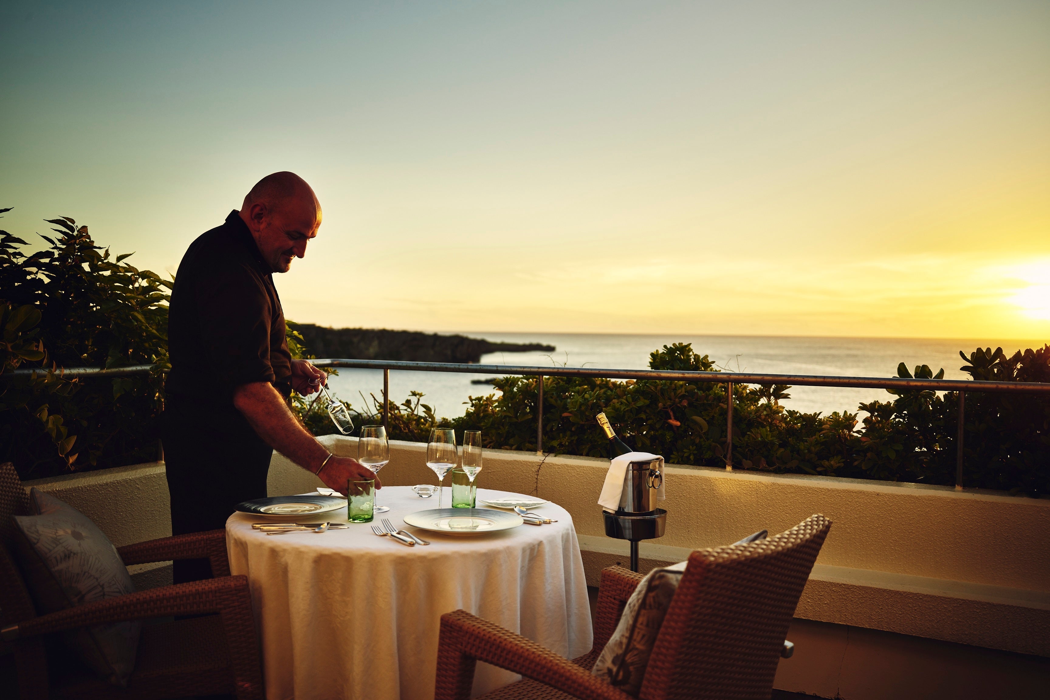 美しいサンセットを望む、圧巻のロケーションでドラマティックなディナーを