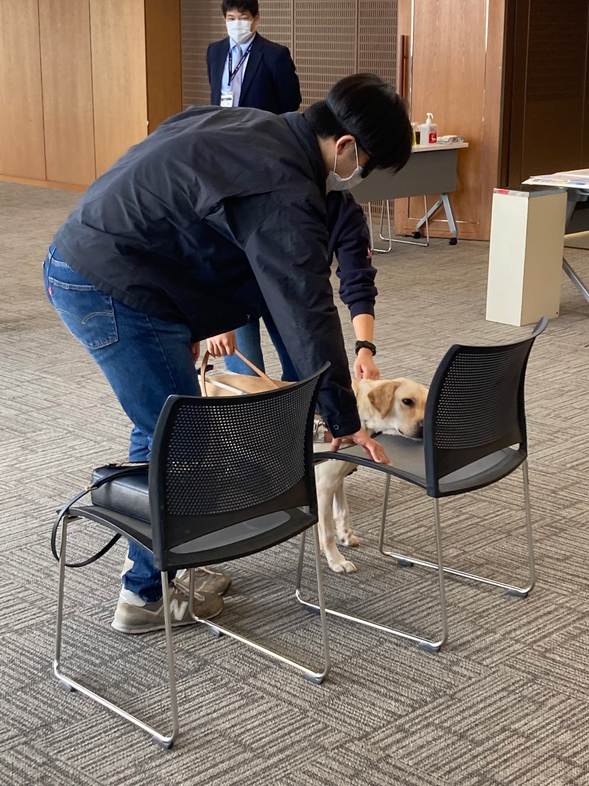 東洋大学の学生がアイメイト歩行を体験