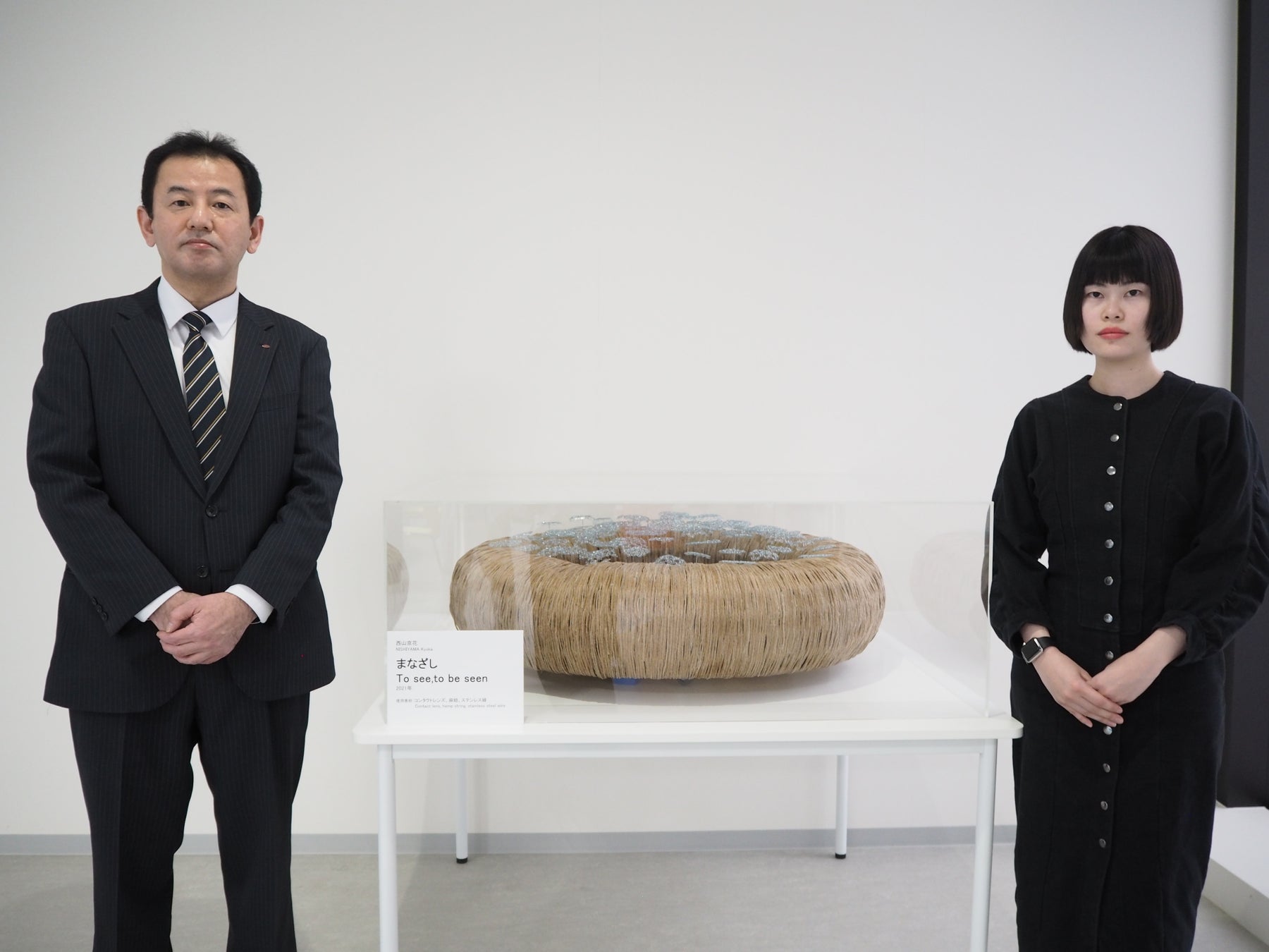 当社取締役常務執行役員 生産技術本部長 福田 猛(左)    東京藝術大学学生 西山 京花様(右)