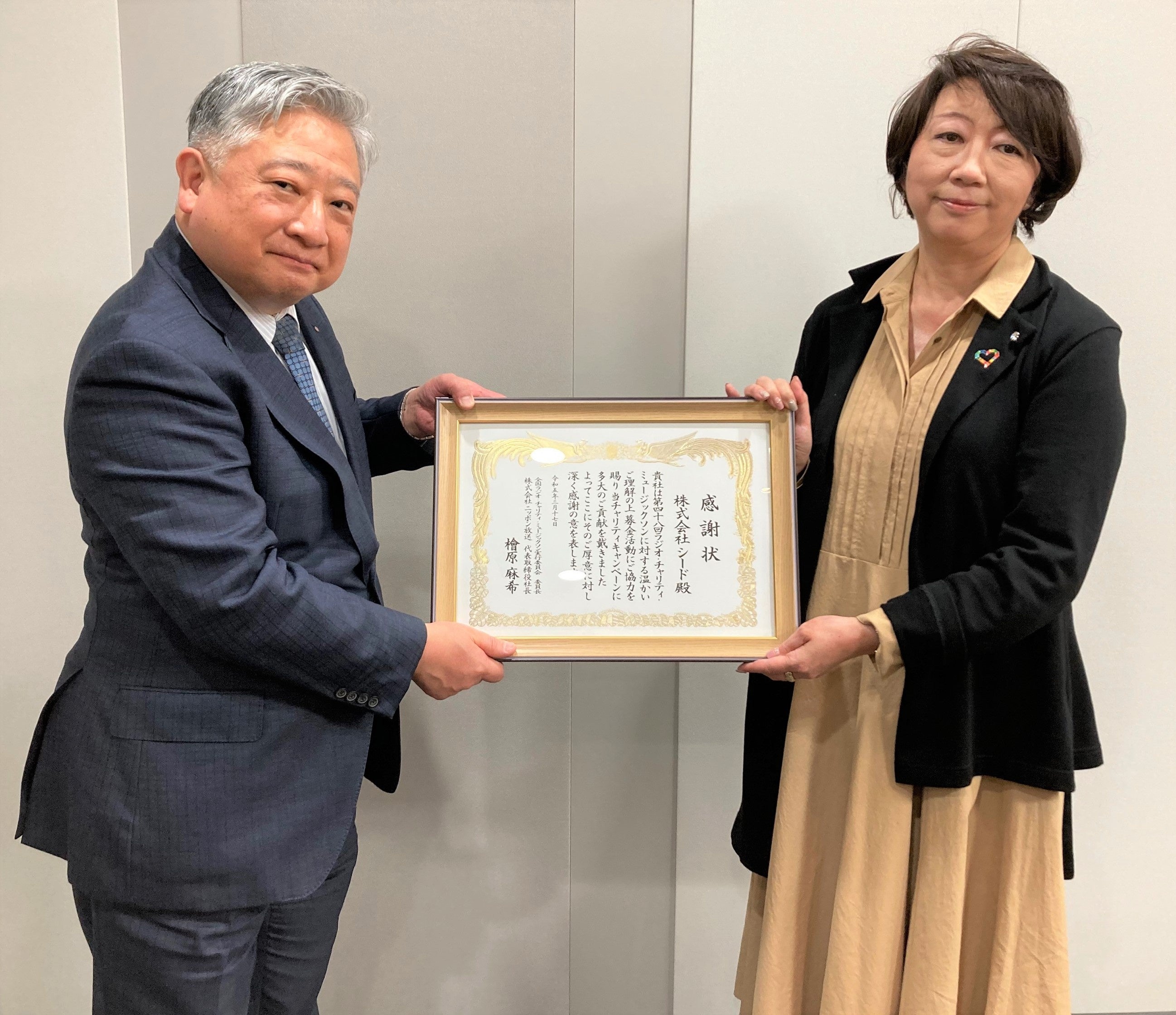 当社代表取締役社長　浦壁 昌広（左）、株式会社ニッポン放送 代表取締役社長 檜原 麻希氏（右）