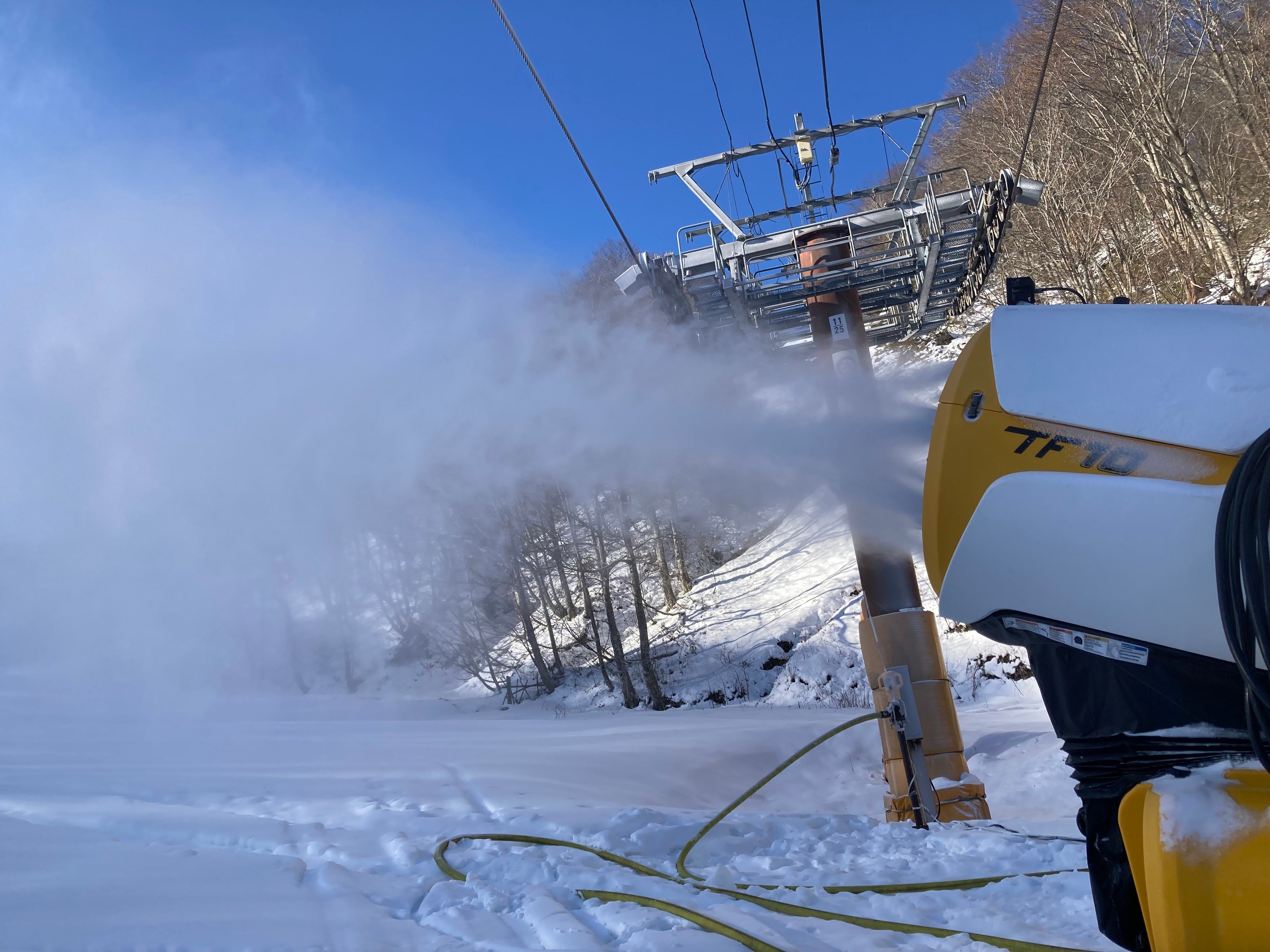 ダイヤモンドコース中腹、人工降雪中の様子（12月12日