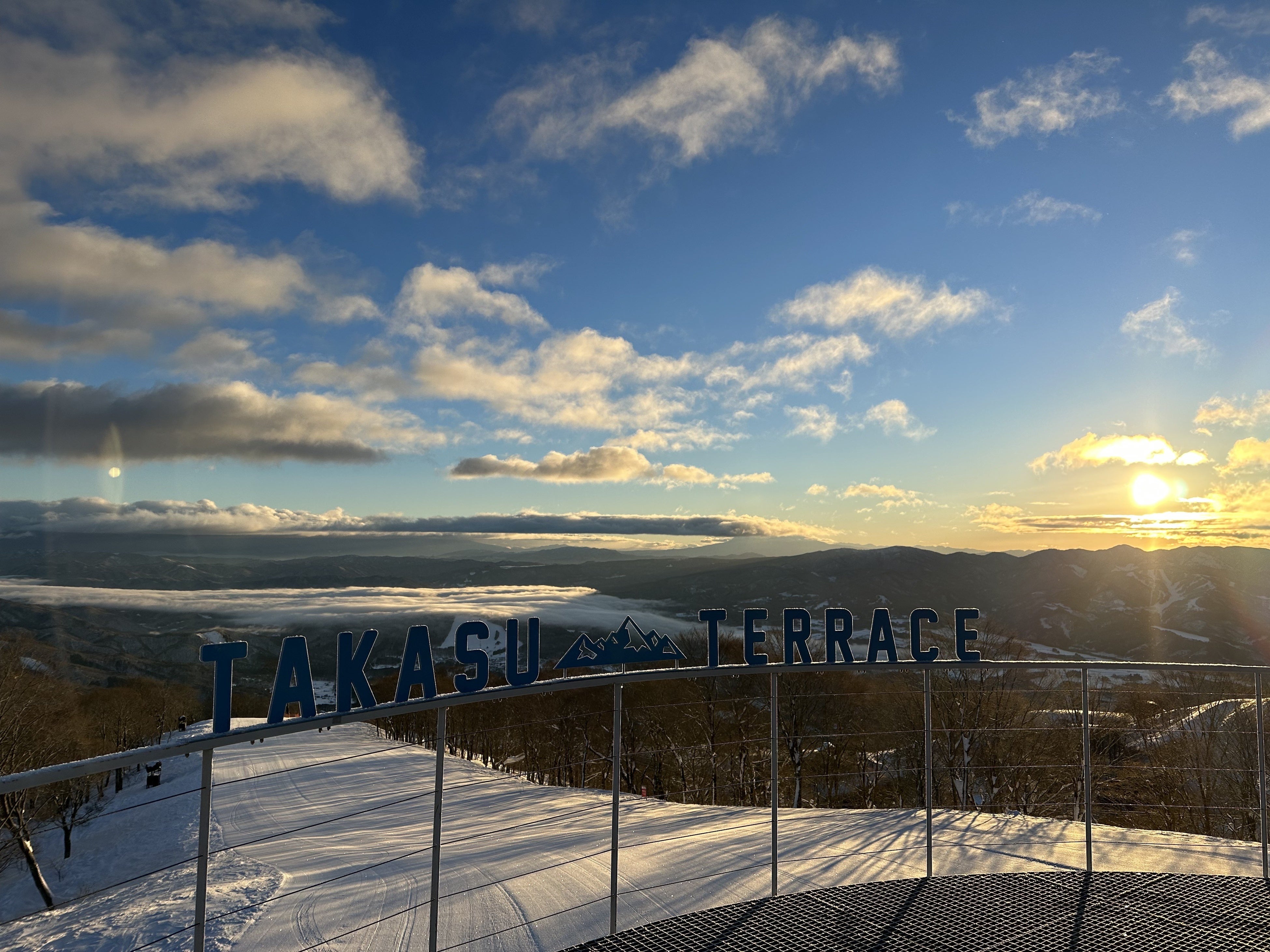 眼下に広がる雲海をテラス席から望む