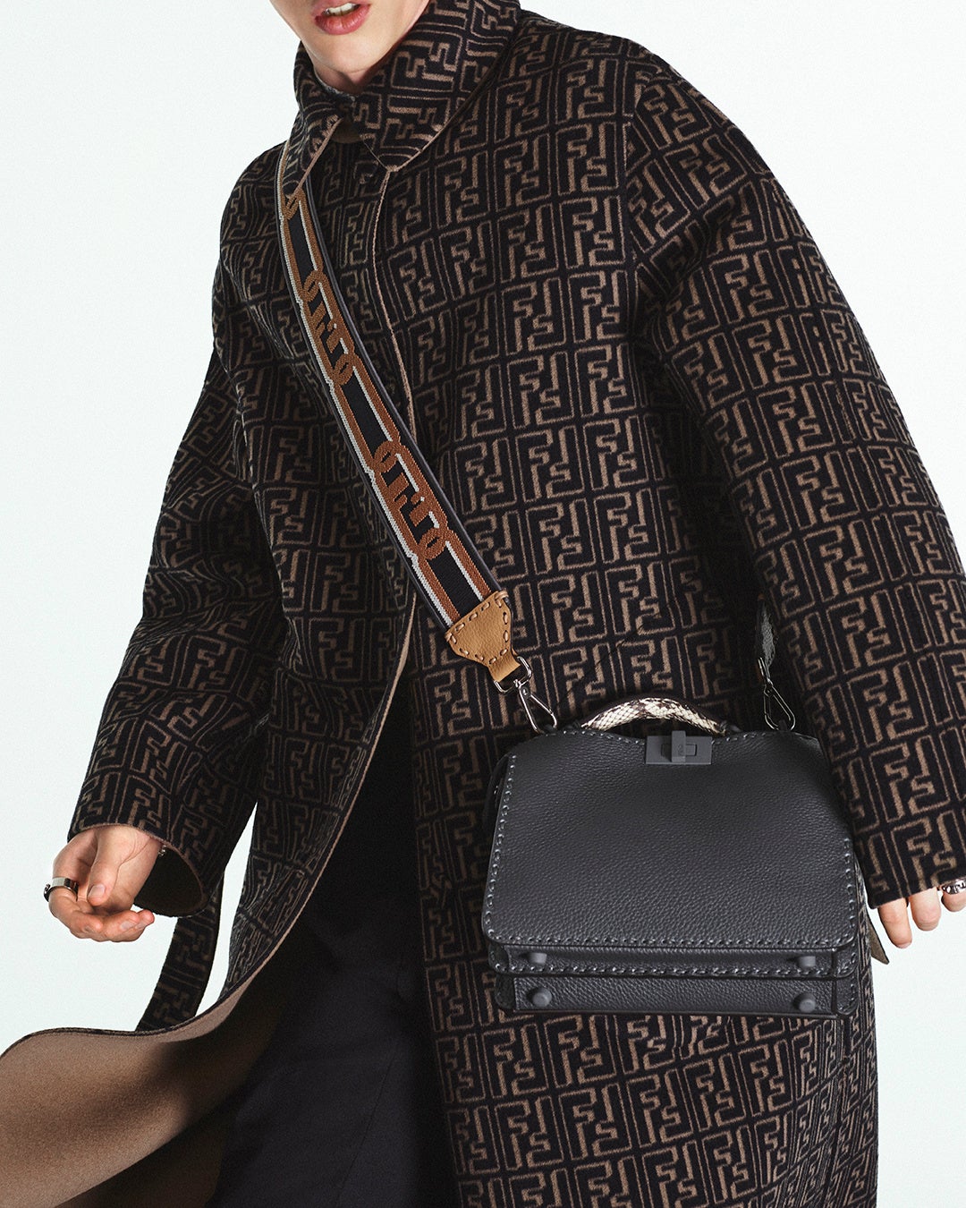 FENDI■ピカブ アイシーユー ホワイト ステッチ フェンディ、アイコニックなステッチが際立つ「ピーカブー