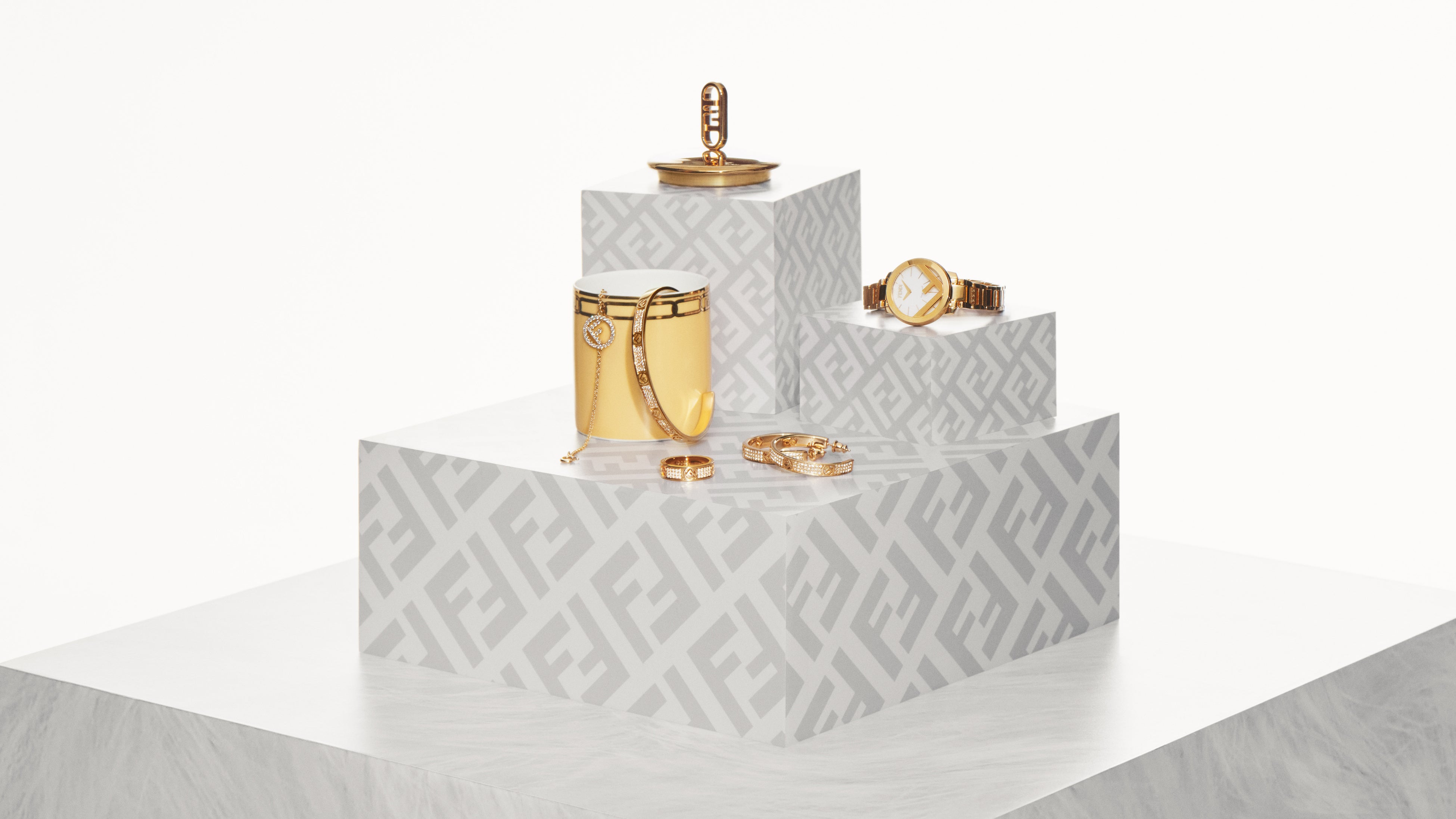 左から：「フェンディ ローマ」キャンドル ラージ￥77,000（全2色／イエロー参考色） 「フェンディ ローマ」キャンドル スモール￥49,500（全2色）