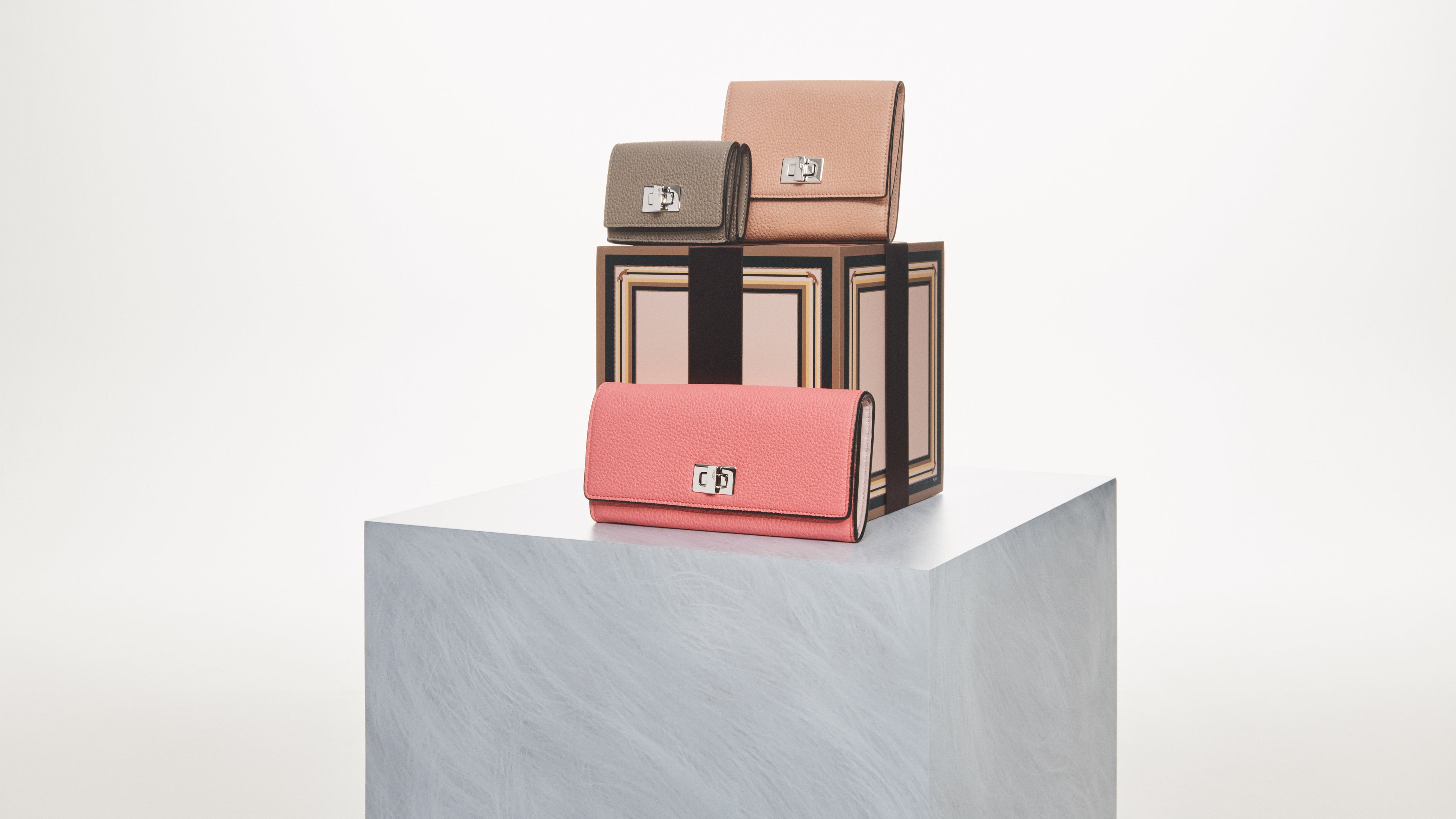 「ピーカブー 」マイクロ 三つ折りウォレット￥92,400、　「ピーカブー」 ウォレット￥106,700、　「ピーカブー」コンチネンタルウォレット￥126,500