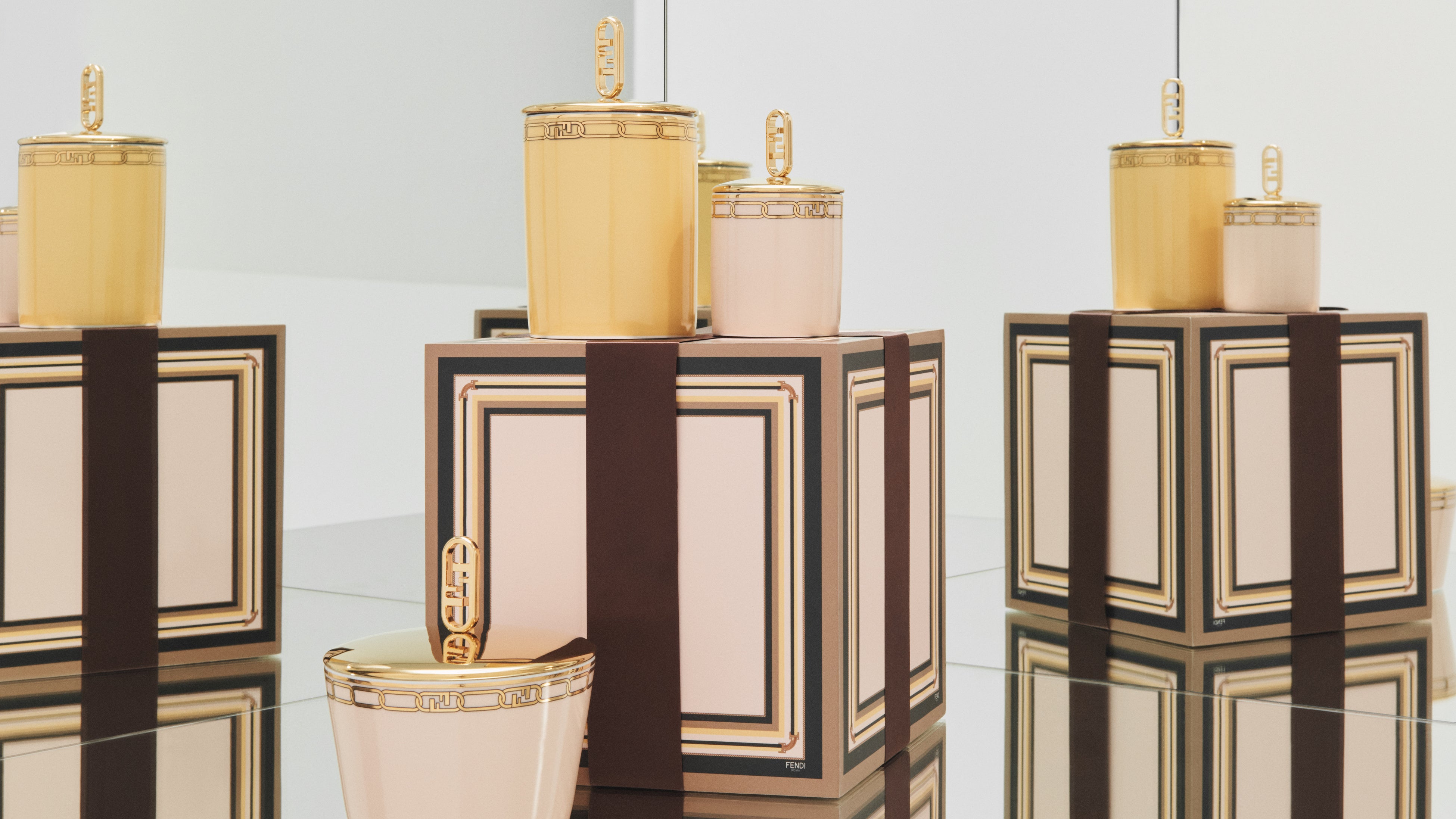 左から：「フェンディ ローマ」キャンドル ラージ￥77,000（全2色／イエロー参考色） 「フェンディ ローマ」キャンドル スモール￥49,500（全2色）