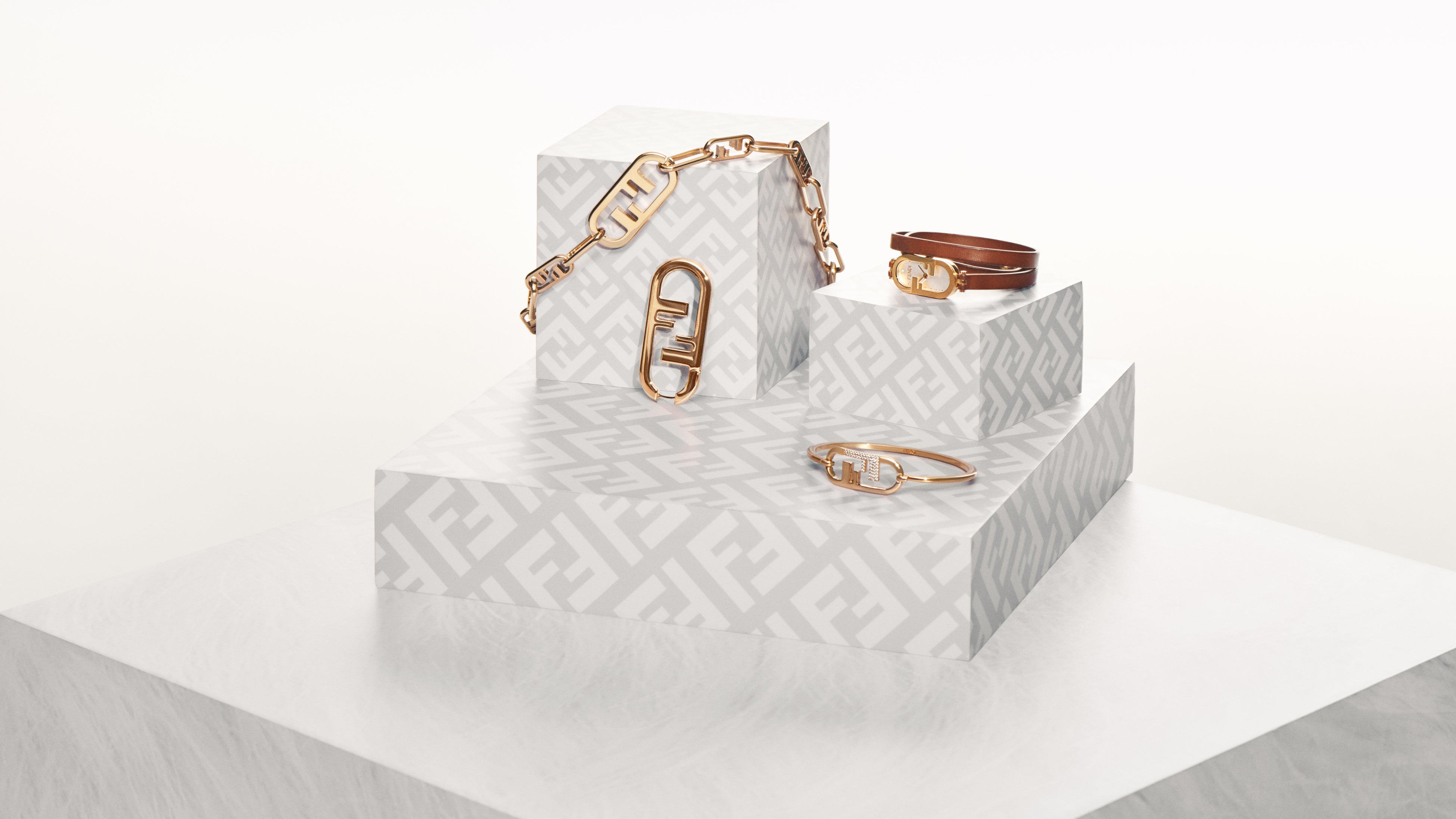 左から：「フェンディ オーロック」チョーカー￥130,900 「フェンディ オーロック」 シングルイヤリング￥49,500  「フェンディ オーロック」ブレスレット￥63,800  「フェンディ オーロック」バーティカル ウォッチ￥192,500