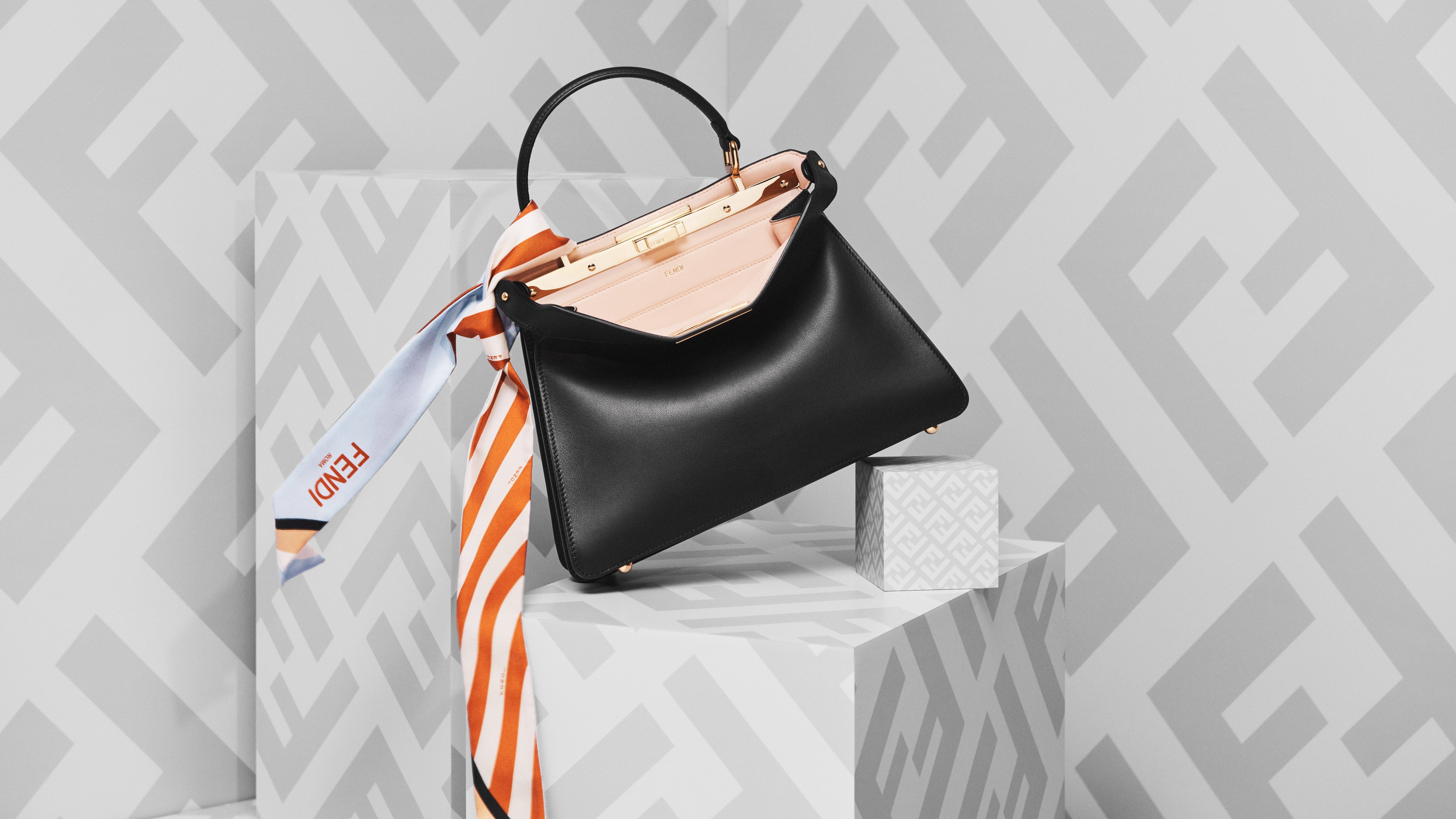 「ピーカブー アイシーユー ミディアム 」￥665,500（レザー製／H25.5 W33.5 D13cm） 「ラッピー」￥30,800