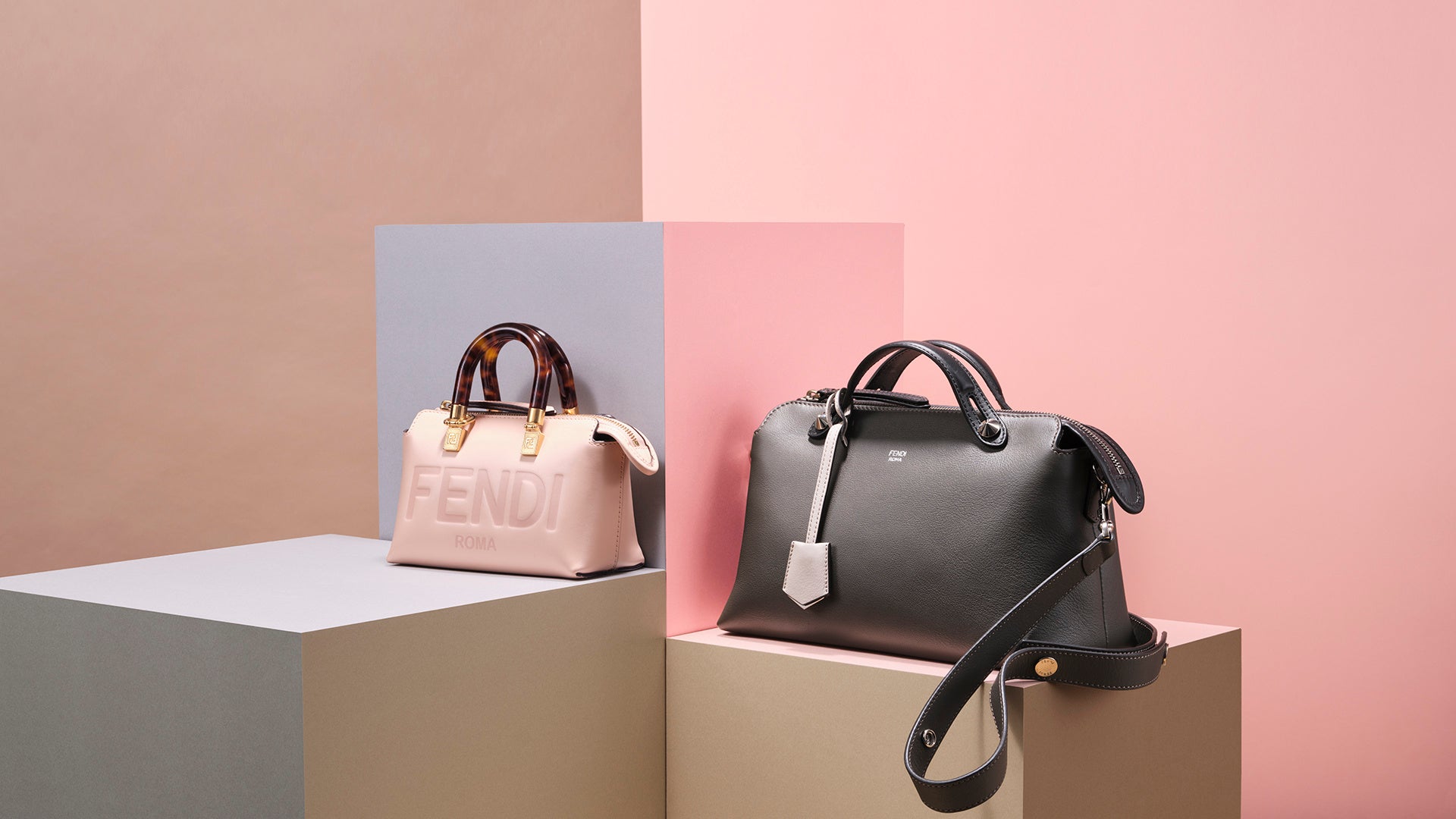 左「ミニ バイ ザ ウェイ」バッグ:¥238,700(H12 W20.5 D9cm)/右「バイ ザ ウェイ」バッグ:¥280,500(H15 W27 D13cm) 全て税込価格