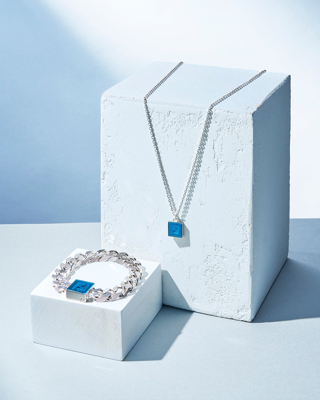 「フェンディ シャドー」 ブレスレット ¥94,600/「フェンディ シャドー」 ネックレス ¥75,900