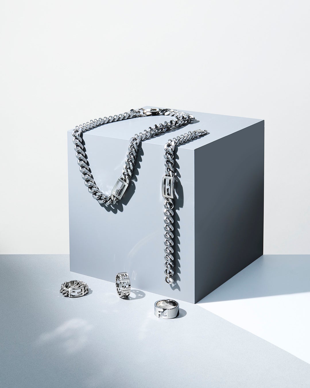 ネックレス ¥60,500、ブレスレット ¥52,800、リング 左から ¥40,700、¥58,300、¥49,500