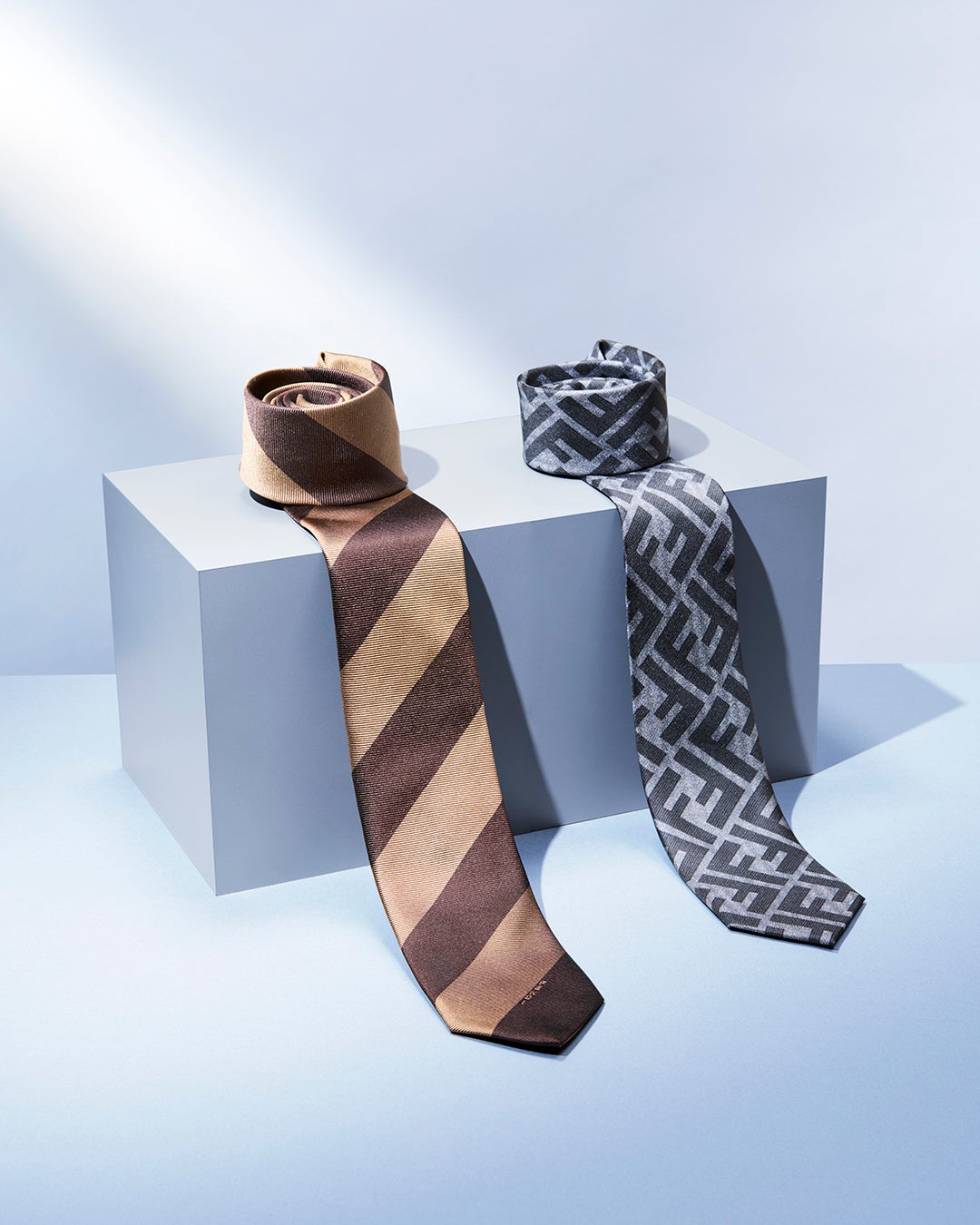 ネクタイ 左から ¥47,300、¥38,500
