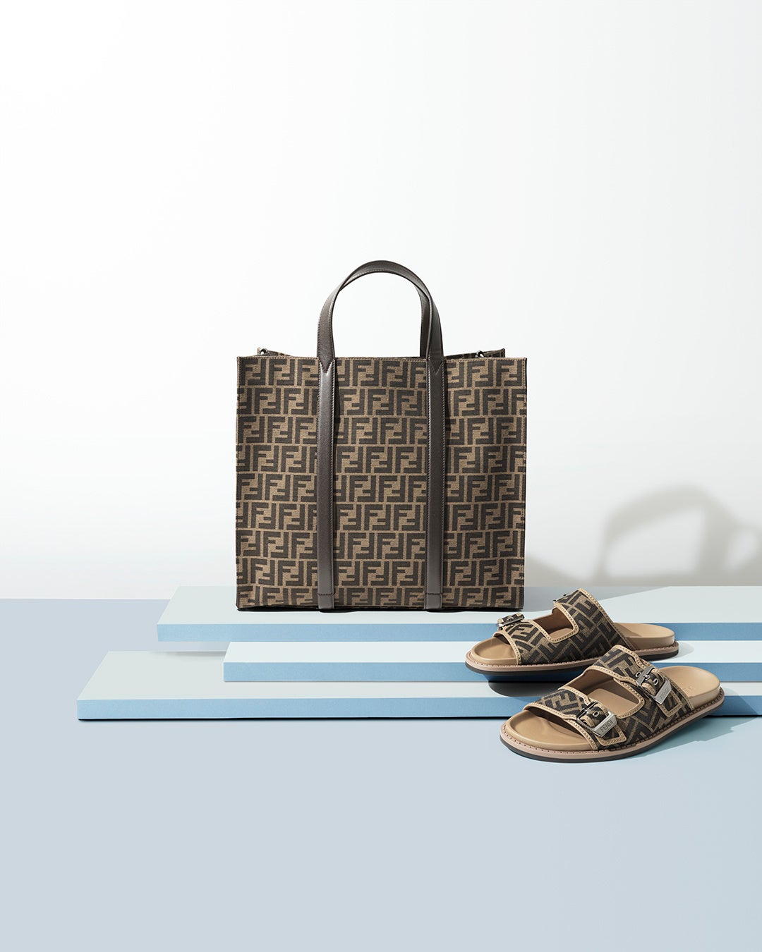 トートバッグ ¥300,300、サンダル ¥149,600