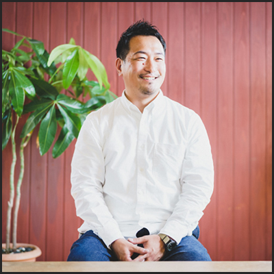 ※ナイスコーポレーション代表井筒伊久磨氏。2020年に代表を引き継いだ同氏は、世界中のブランドを支える縫製工場としてデニムだけに限らず新たな取り組みに挑戦している。