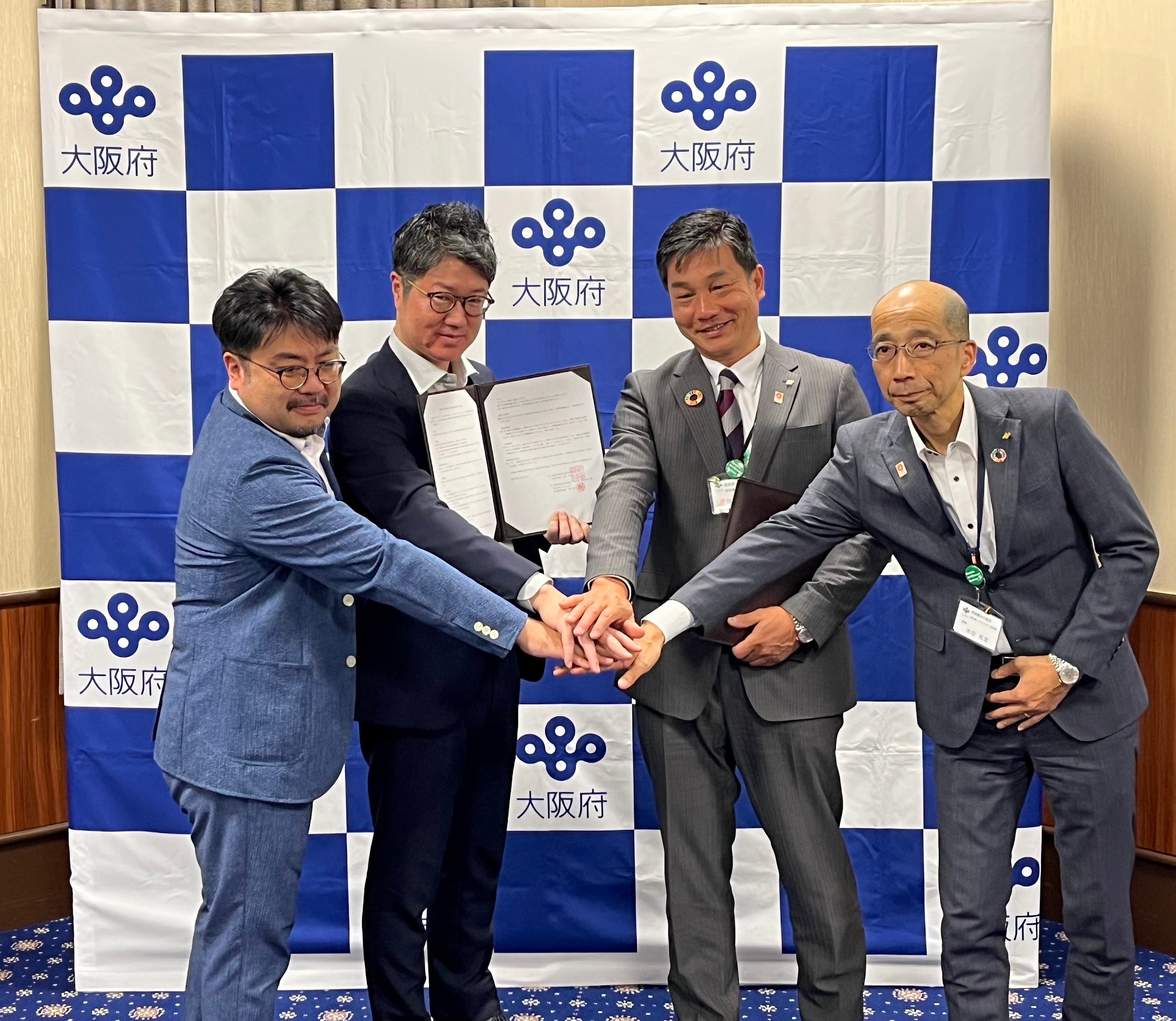 左から、株式会社エナーバンク共同創業者COO佐藤、共同創業者代表取締役村中、大阪府環境農林水産部原田部長、脱炭素・エネルギー政策課水田課長