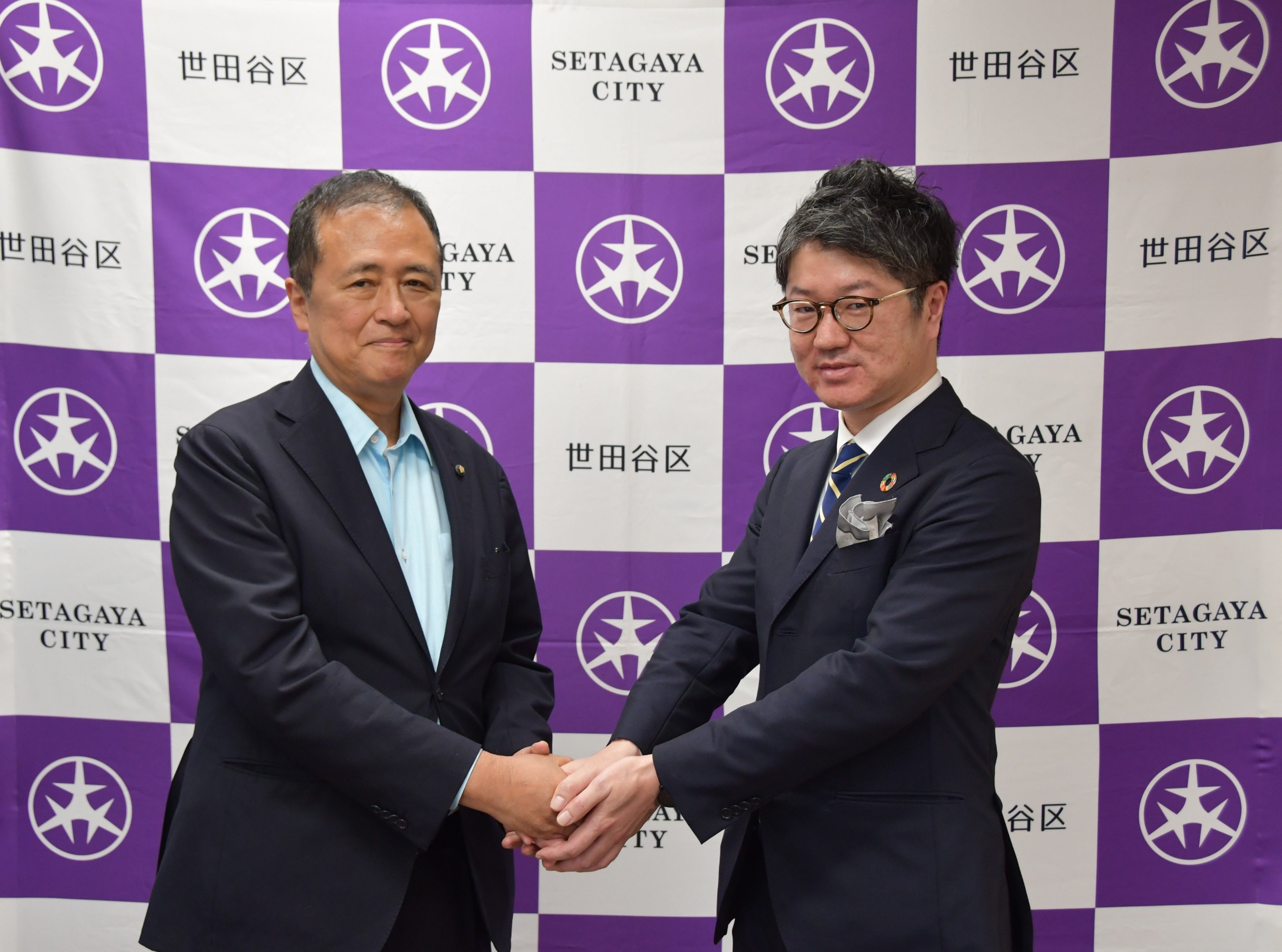 （左）世田谷区長：保坂 展人、（右）株式会社エナーバンク代表取締役：村中 健⼀