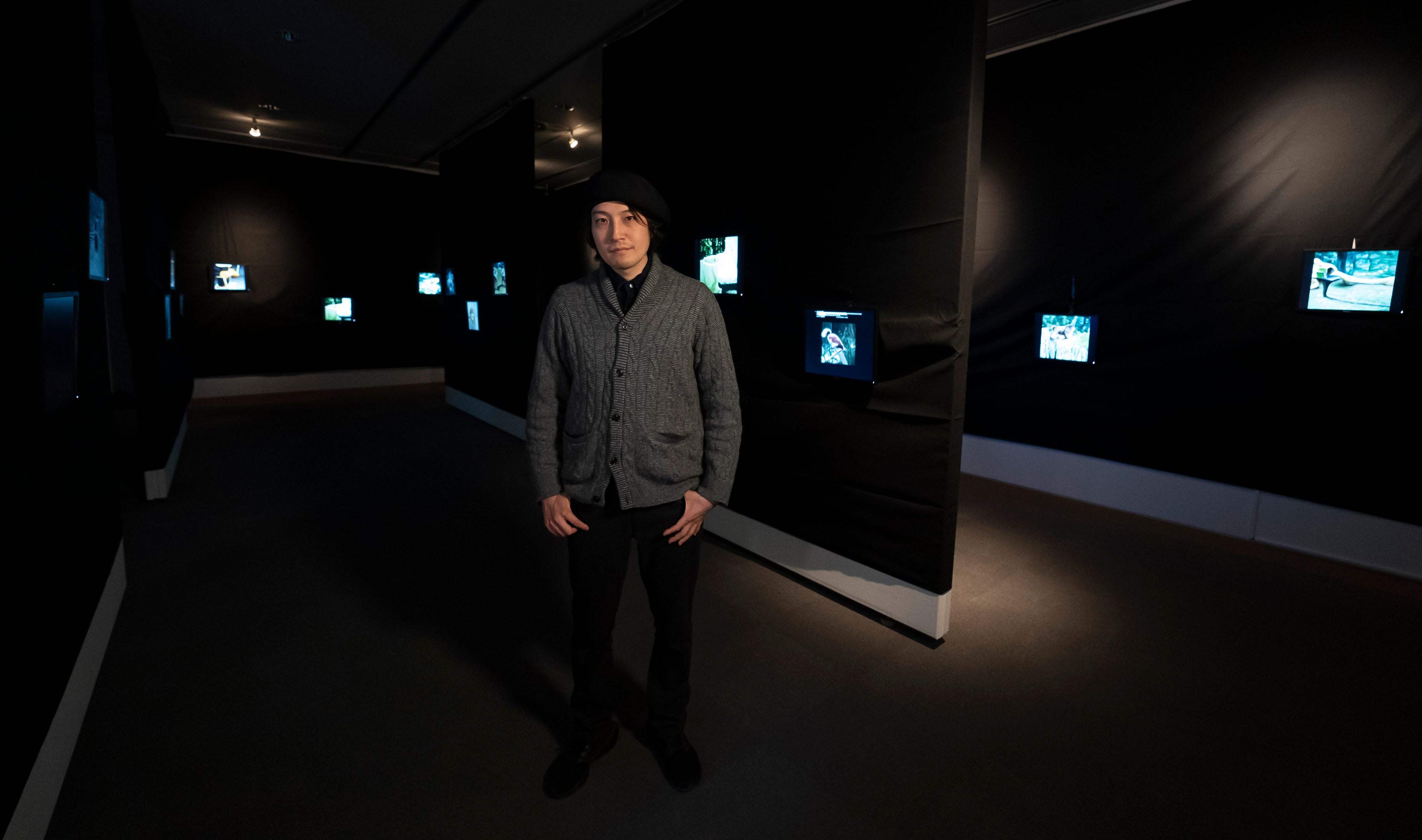 個展会場にて、窪田望と「AIによって描かれた絵画」