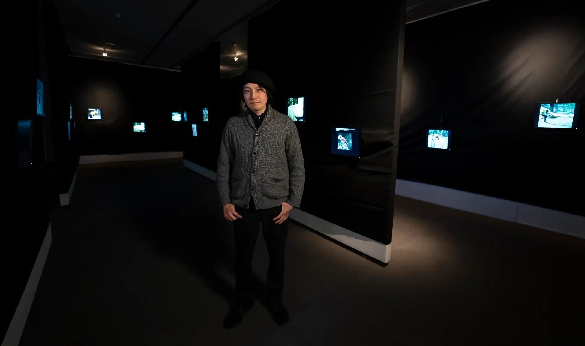 個展会場にて、窪田望と「AIによって描かれた絵画」