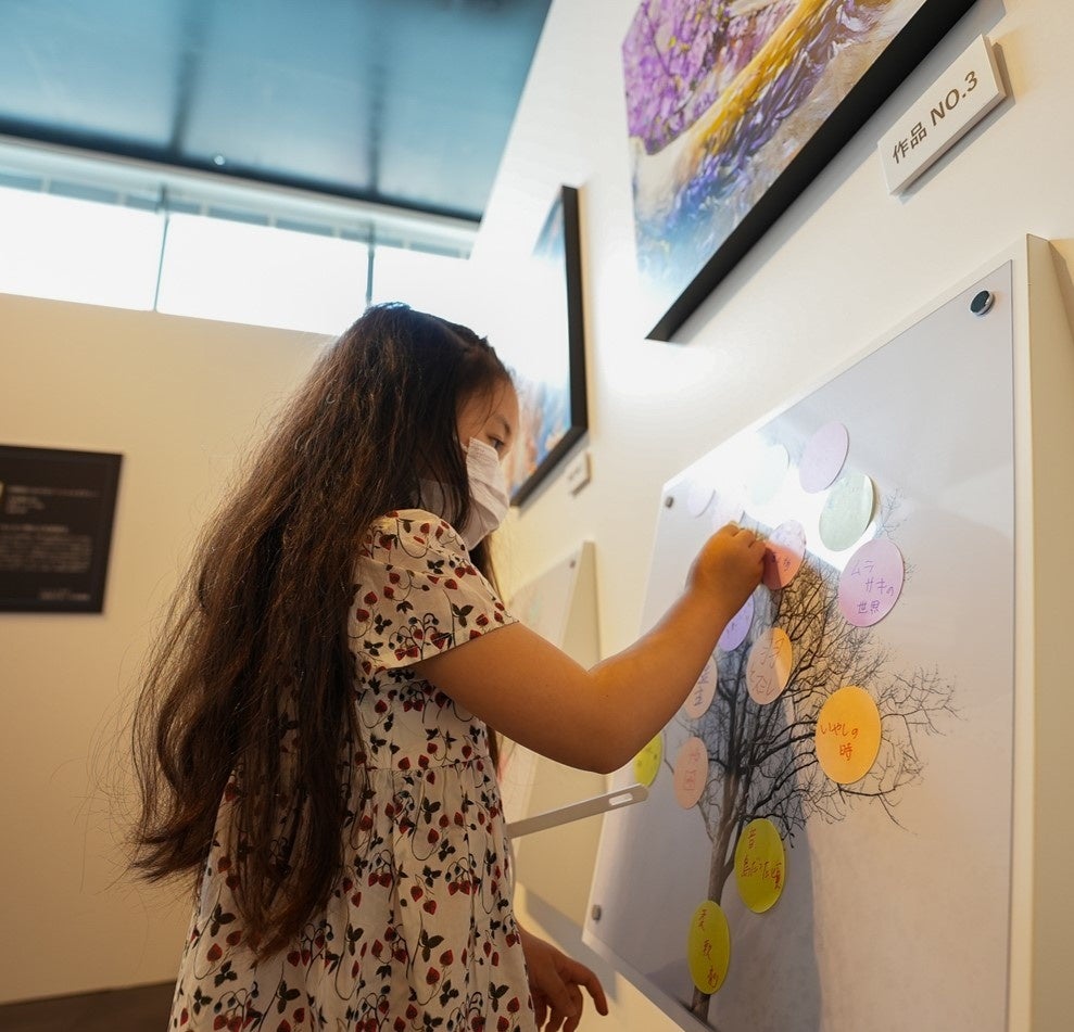 題名のないAI絵画にステッカーで題名をつける