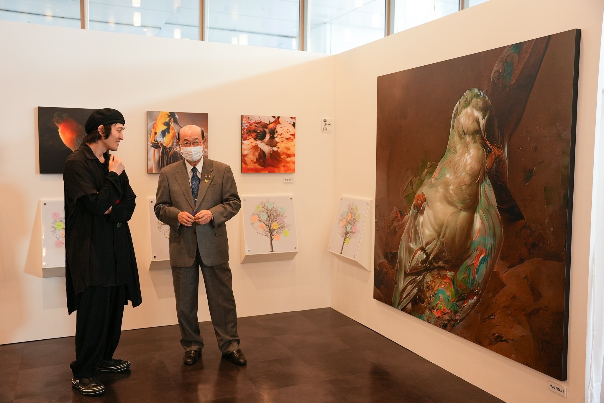 AI絵画を観覧される大田区長 松原忠義氏