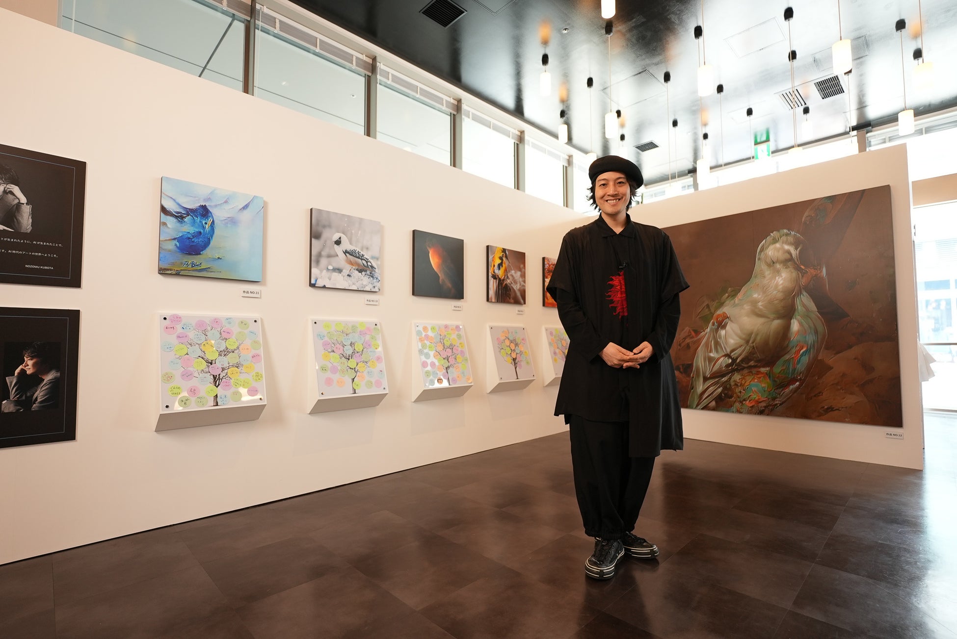 窪田望とDEEP ART作品(2022年4月に開催した個展にて撮影された写真です)