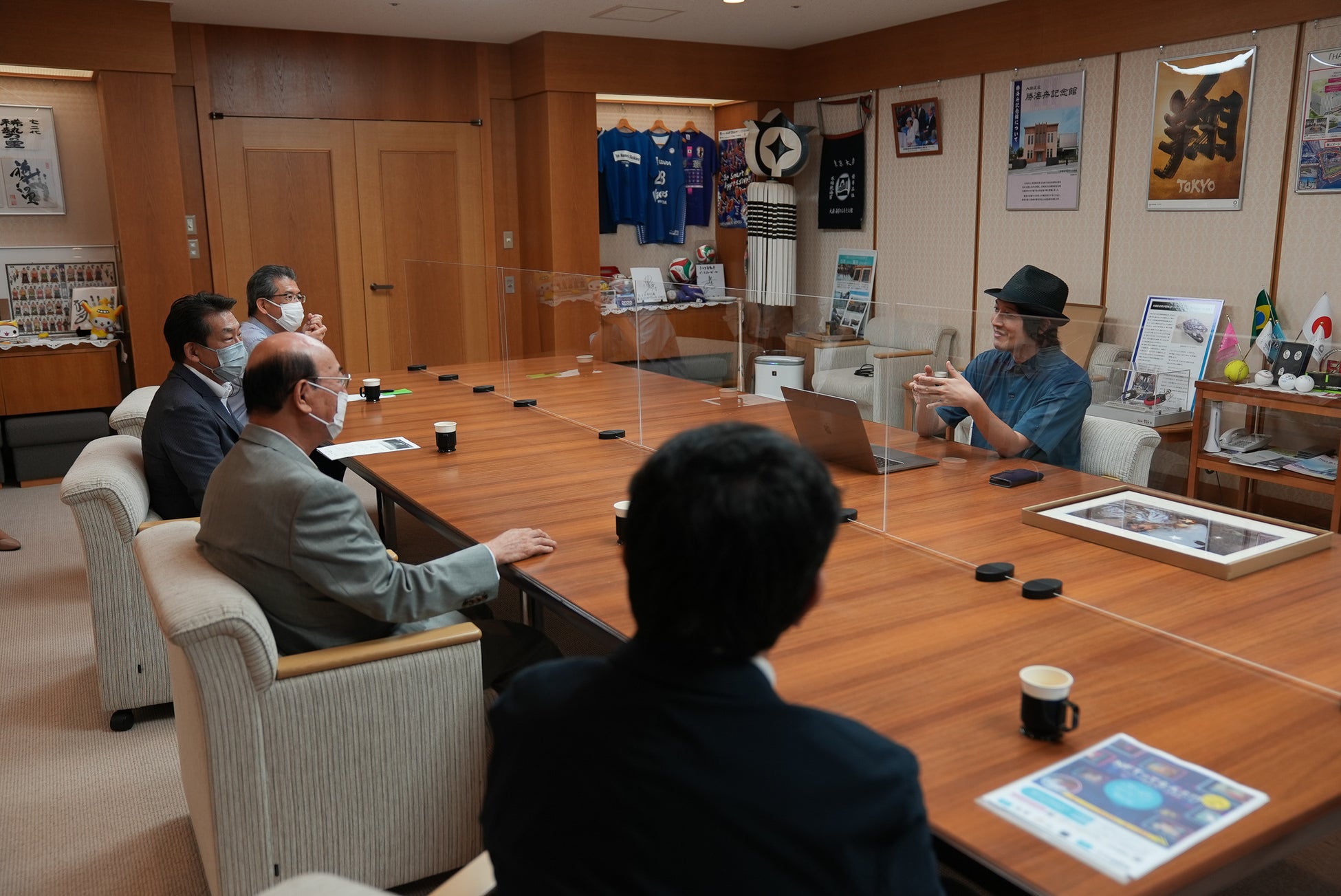 AIの技術を使って描く絵画『DEEP ART』が東京都 大田区の松原忠義区長に寄贈されました