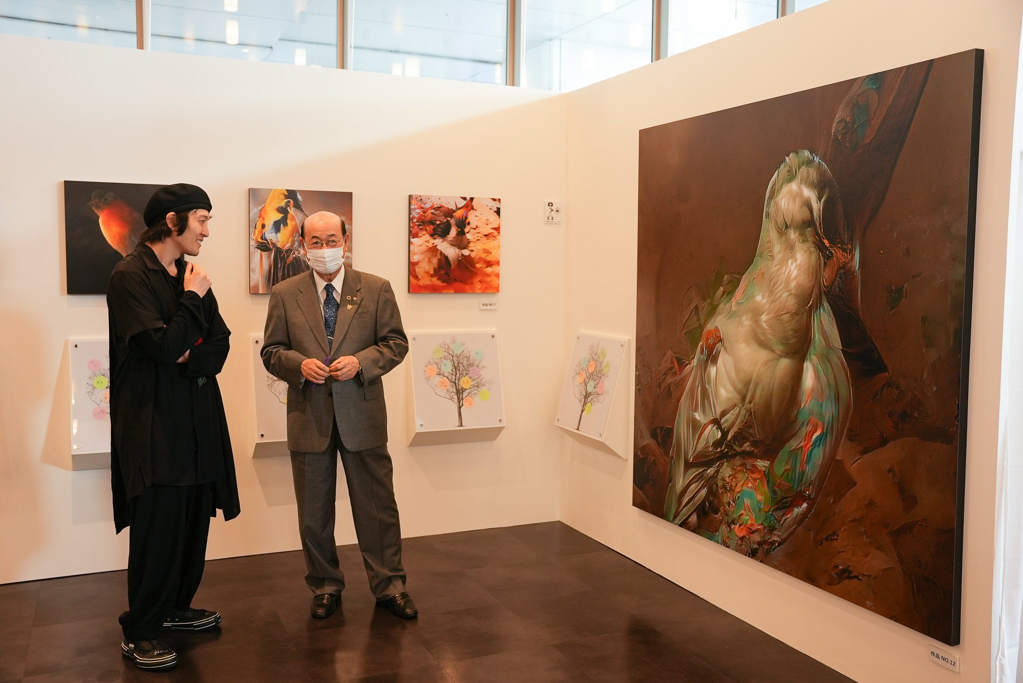 2022年4月開催の個展にて作品を観覧される大田区長 松原忠義氏