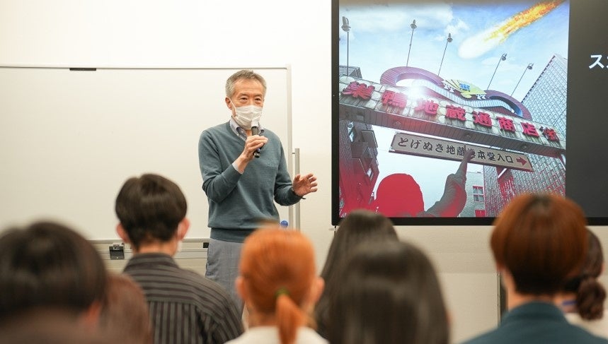 巣鴨地蔵通り商店街振興組合 理事長 松宮秀明氏から商店街の現状を学生が ヒアリングし、企画に活かしている