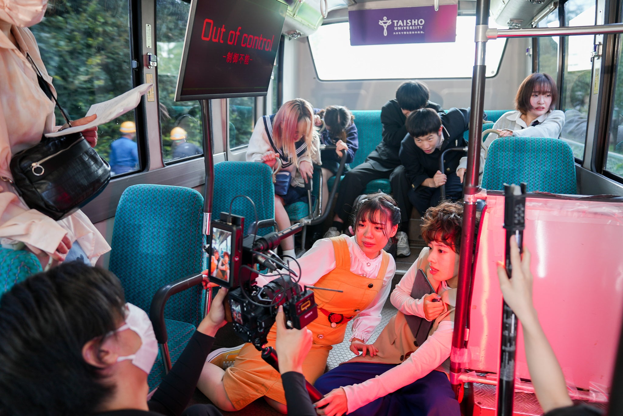 ドラマ撮影の様子。 シナリオ作成や演者、BGM制作、衣装 などを学生が担当する