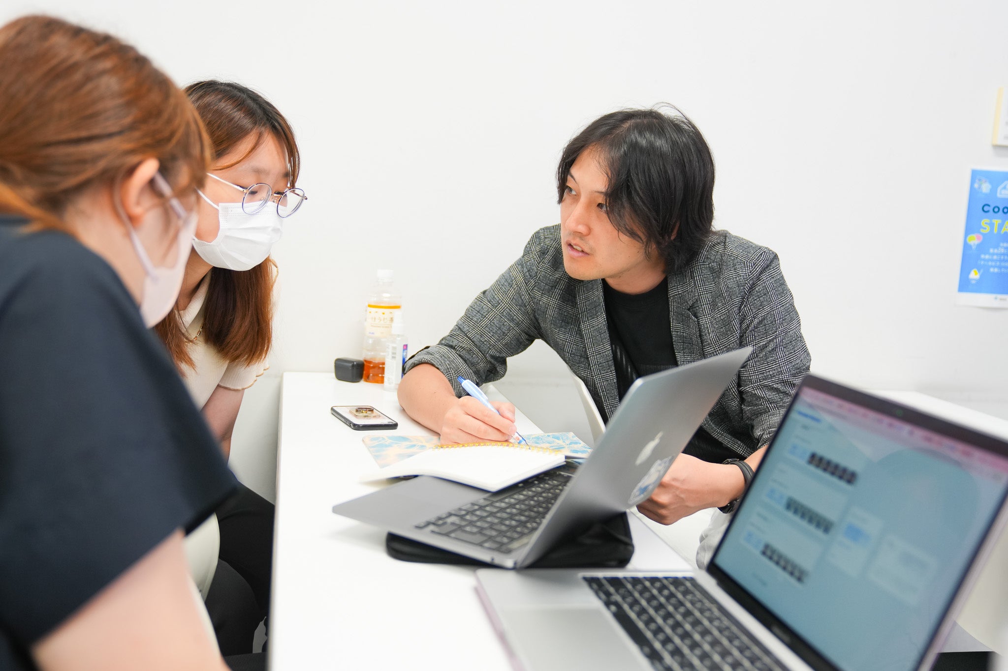 学生の企画案にフィードバックをする窪田望