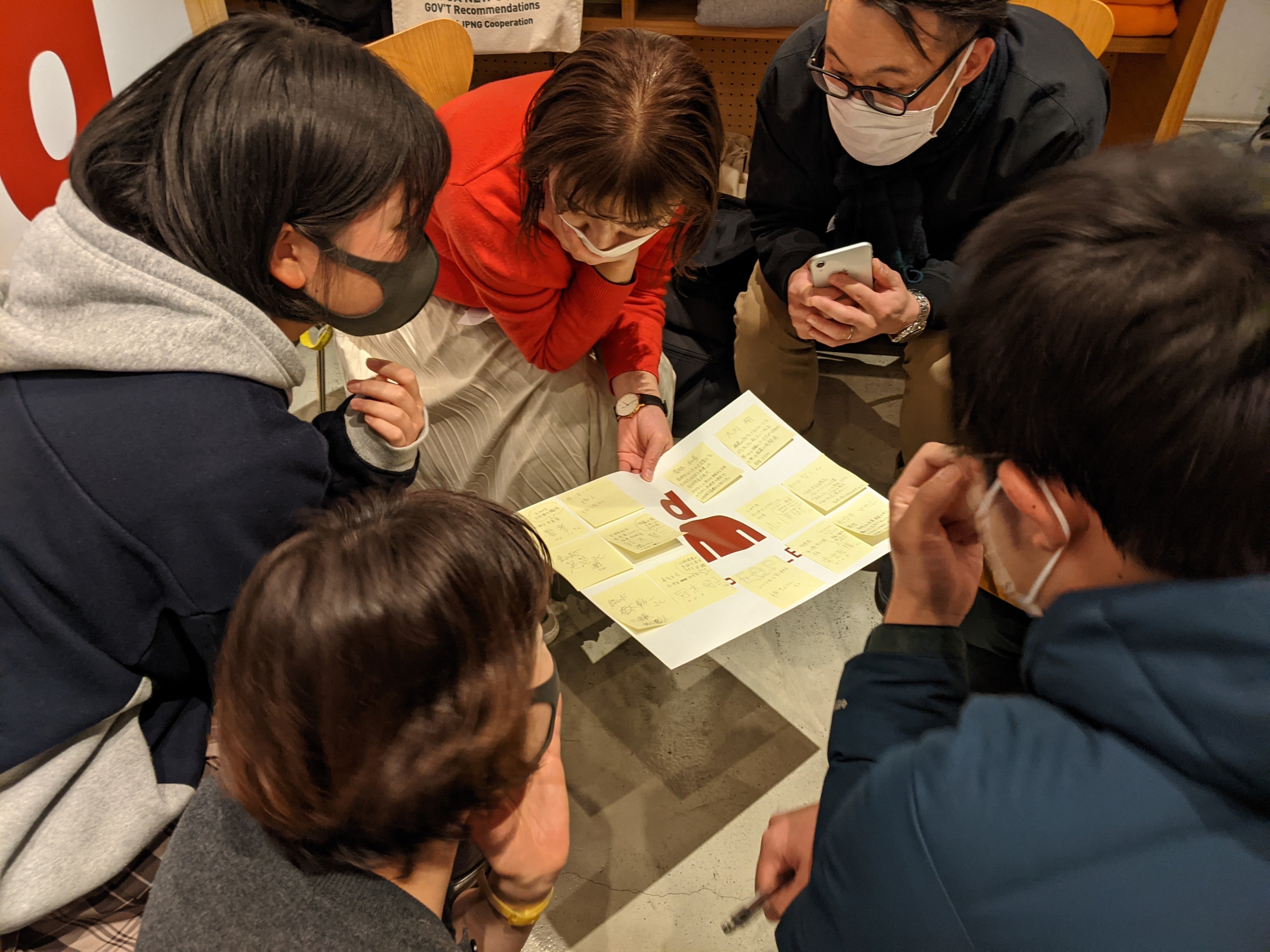 2021年12月に開催した公開編集会議の様子（郡山市・ブルーバードアパートメント喫茶室）