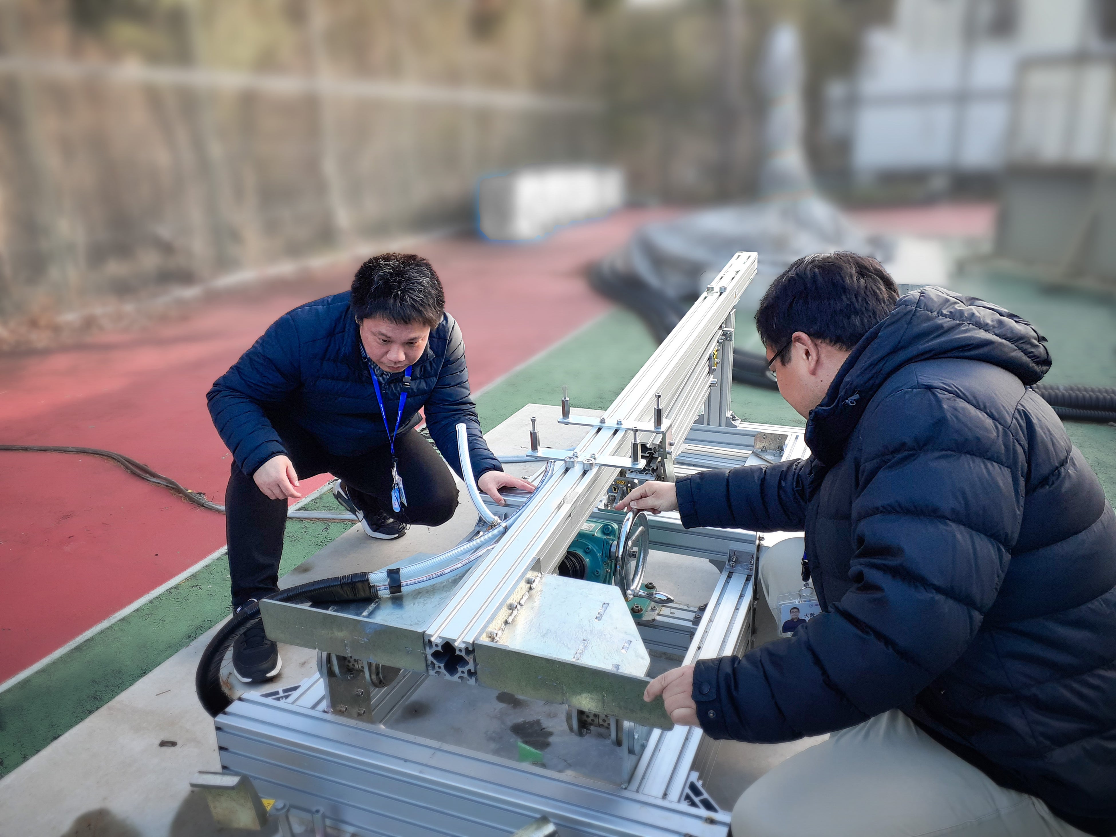 東陽テクニカの出向社員の方がプロペラベンチ試験のシステム検討する様子