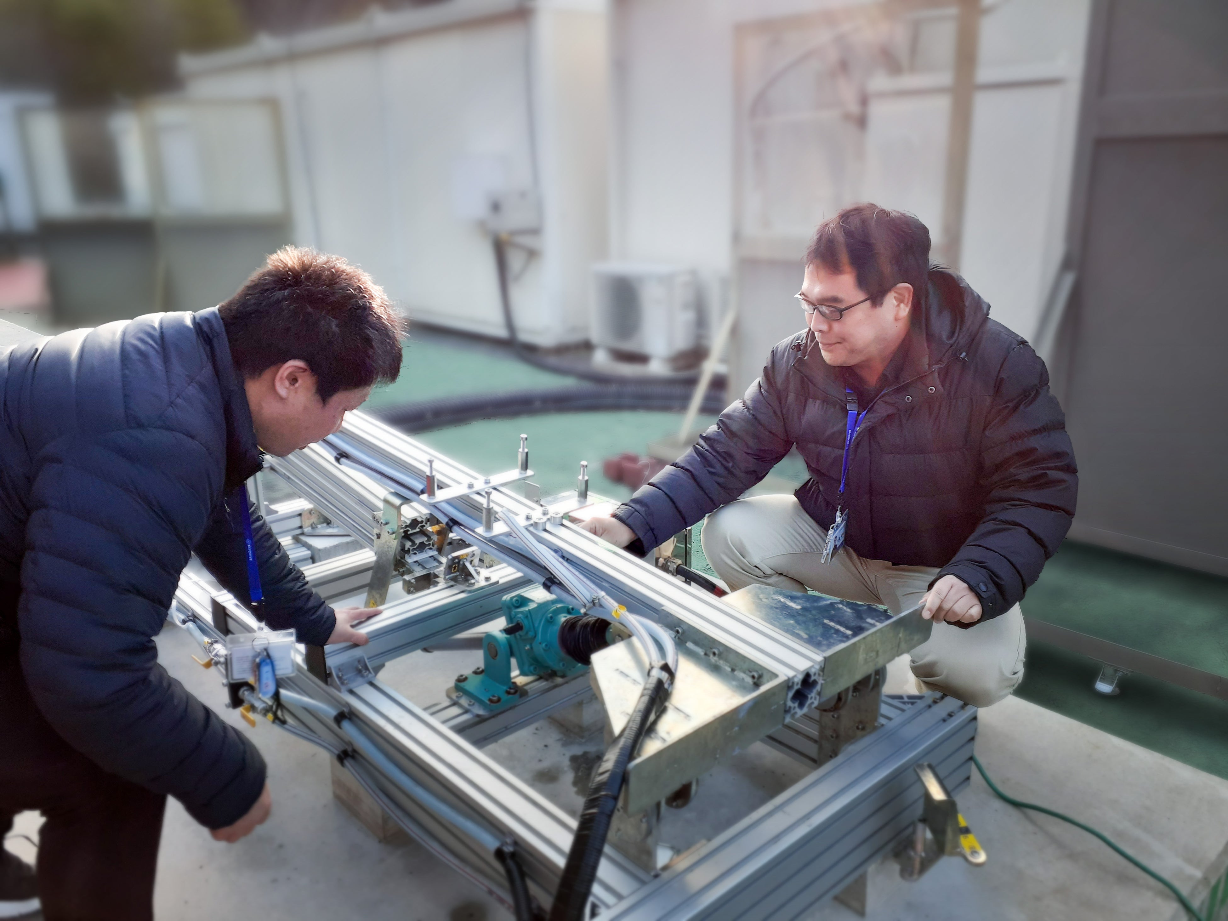 東陽テクニカの出向社員の方がプロペラベンチ試験のシステム検討する様子