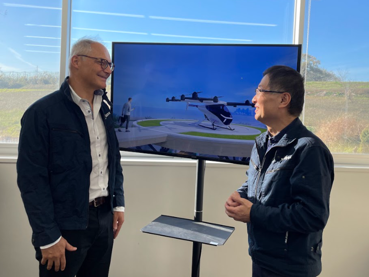 左から、CDOのArnaud Coville氏、CTOの岸信夫