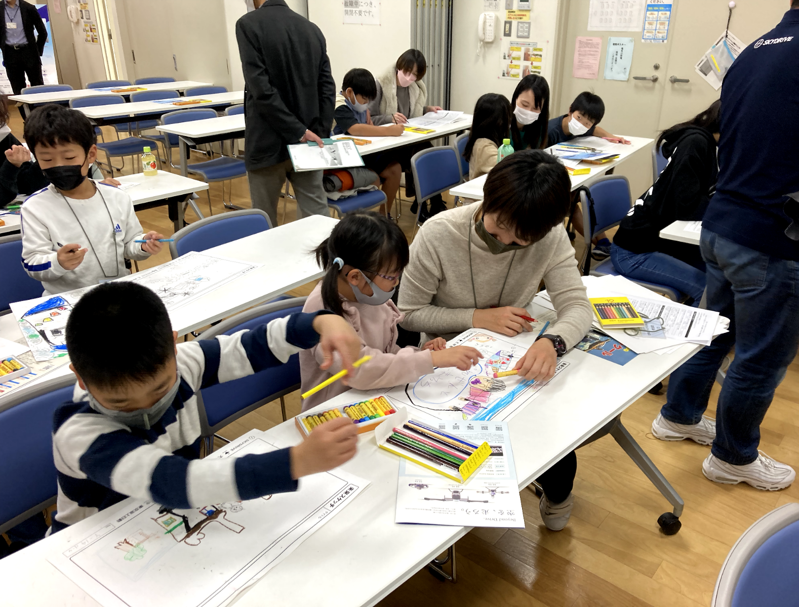 ワークショップにて「空飛ぶクルマのある未来」のスケッチをしている様子