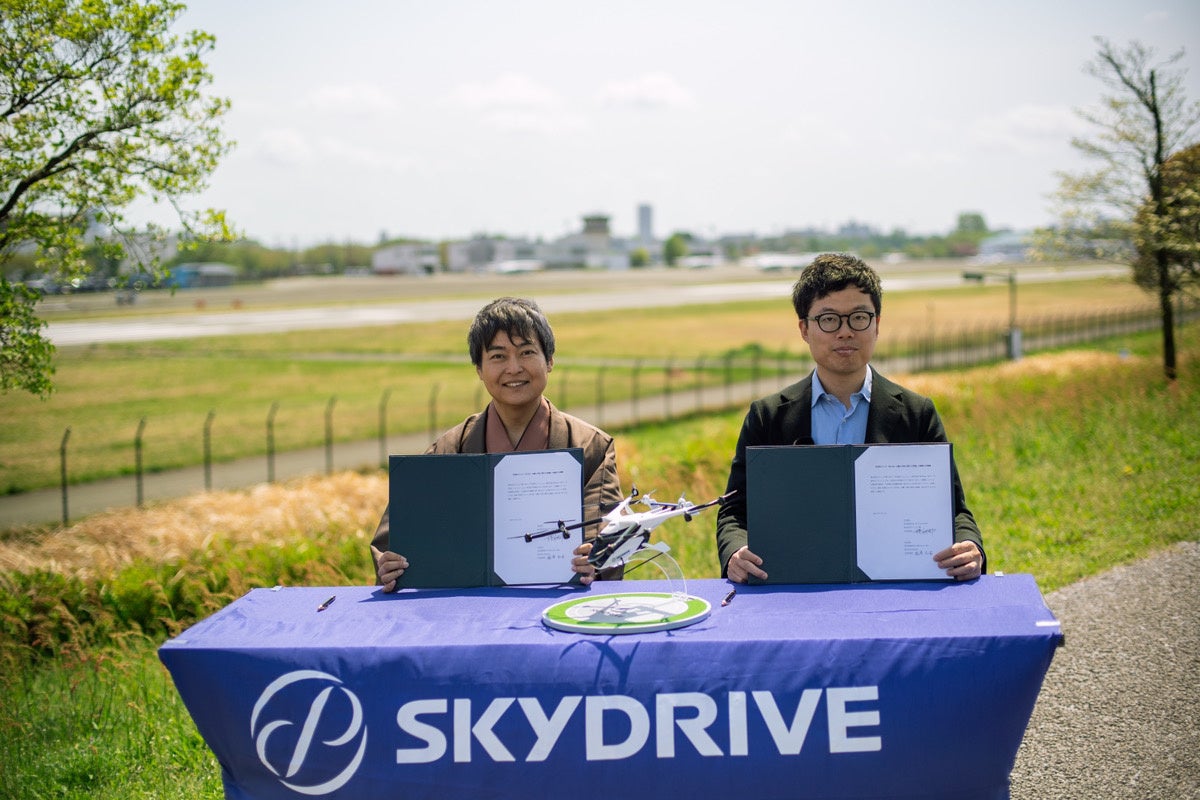 調印式の様子 左:千葉 功太郎 氏 右:SkyDrive代表 福澤 知浩