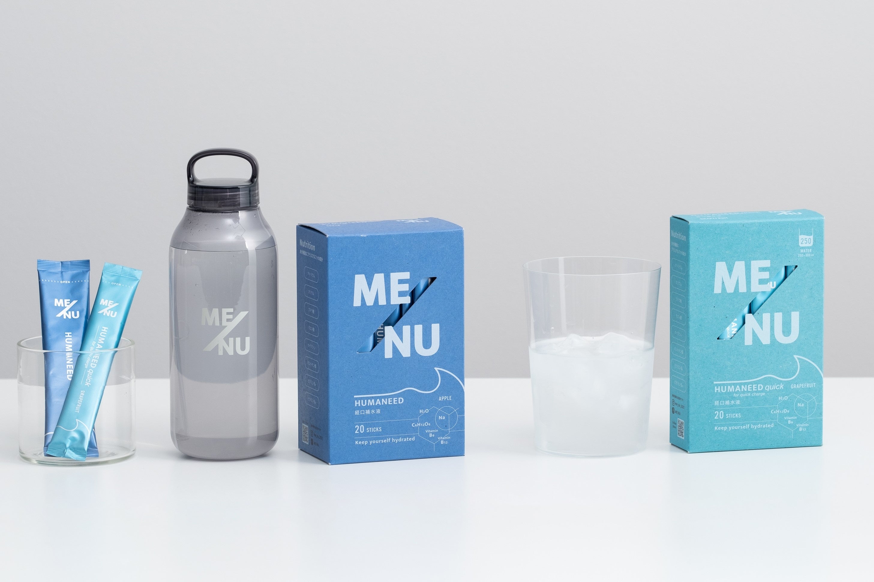 定番のHUMANEEDは、ライフスタイルやシーンに合わせてお選びいただけるように、汗をかく夏や運動時、アウトドアに便利なたっぷり500ml用（中央）と、マイボトルやグラスでより手軽に飲める250ml（右）の2サイズを展開しています