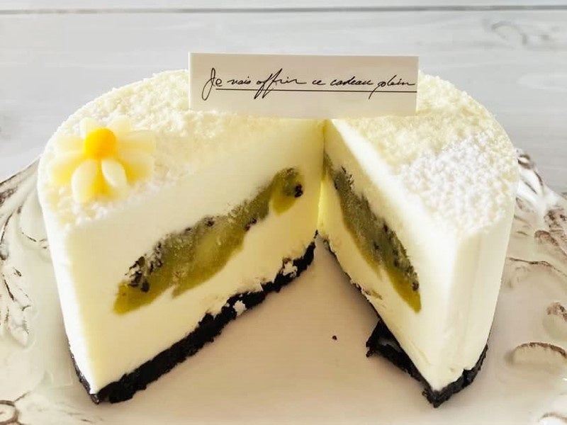 チーズクリームにはキウイパウダー、中心にはキウイジャムが入った爽やかな味わいのレアチーズケーキ