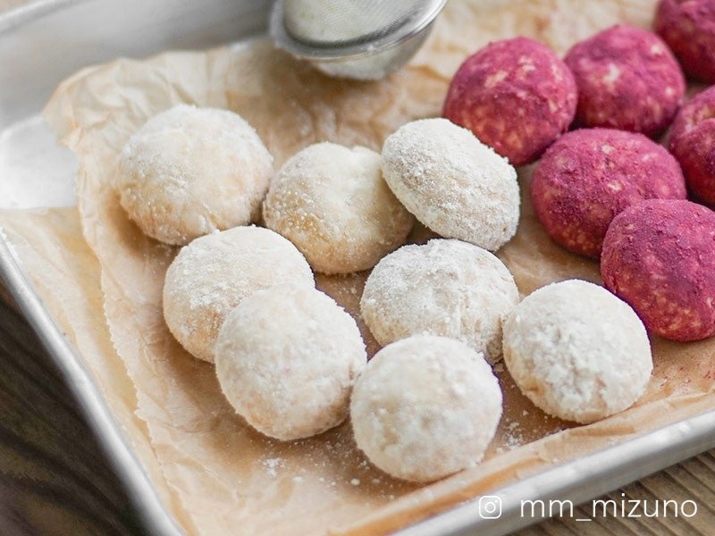 キウイパウダーをまぶしたブールドネージュ